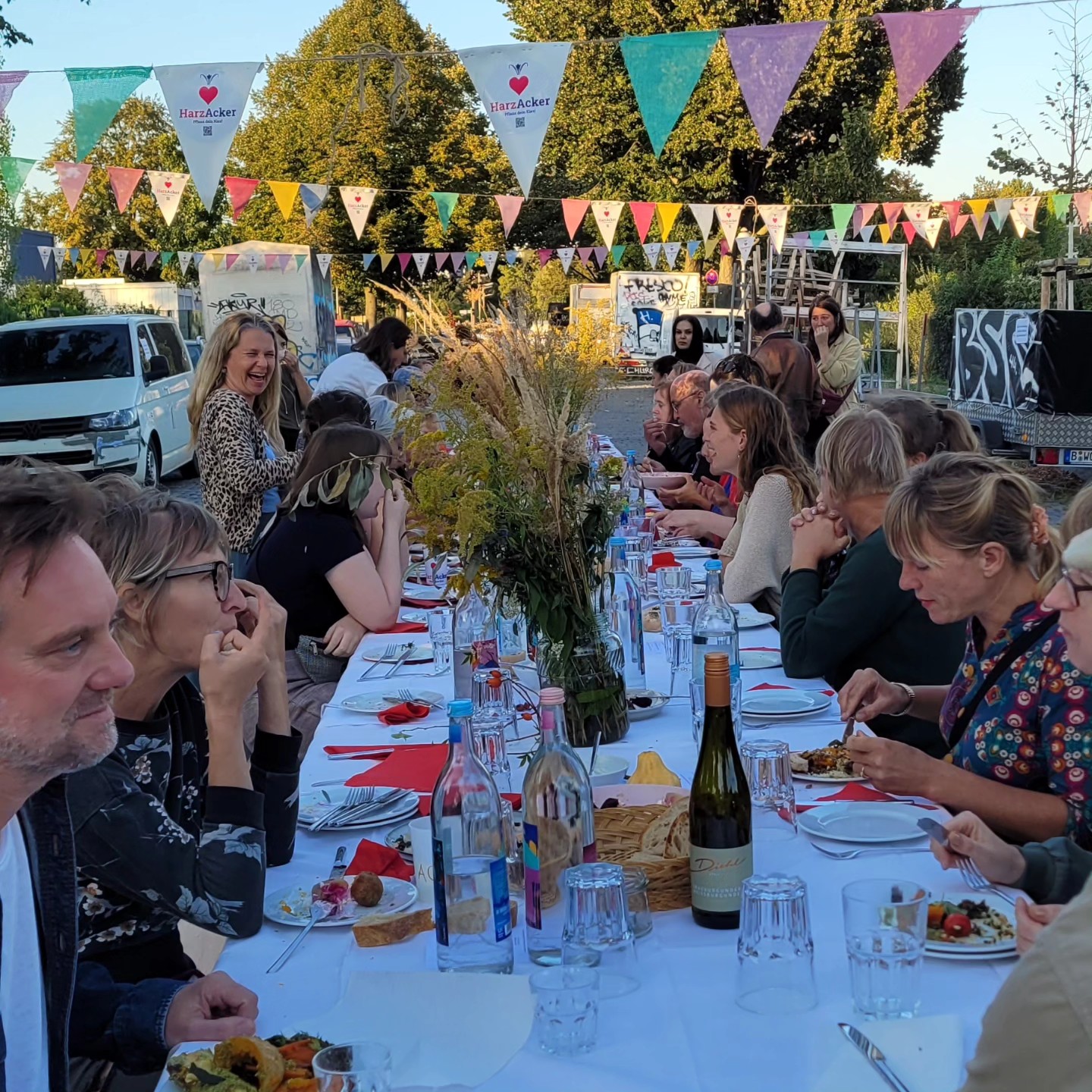 🥕🌽Rückblick: Die Lange Tafel 2024🌿💚
Am 20. September war einiges los in der Welt und auch im Harzer Quartier!😍
Der internationale ‚Parking Day‘ rief weltweit dazu auf, temporär Parkflächen umzuwidmen, um auf den Flächenverbrauch von Autos in Innenstädten aufmerksam zu machen. 🚗
Der ‚World Cleanup Day‘, möchte auf die zunehmende Vermüllung aufmerksam machen und ruft dazu auf, gemeinsam vorbildhaft etwas dagegen zu tun. 🚯
Wie letztes Jahr nutzten wir den Parking Day als Rahmen für unser ✨️HarzAcker Erntedankfest✨️.
Ab 12 Uhr begann das HarzAcker-Team den Festplatz in der Brockenstraße aufzubauen. Die Straße wurde zunächst abgesperrt und mit Wimpelketten geschmückt, Tische und Bänke wurden aufgebaut. Das feine weiße Tischtuch gab der Tafel etwas besonders Festliches. Als dann die Tischdeko aus lokalen Wildblumen🌼 hergerichtet war, teilte sich das Team in Gruppen auf.
🌳 Während eine Gruppe die Lange Tafel weiter herrichtete und das Catering aufbaute, machte sich die zweite Gruppe auf in Richtung @wolfkinogang in der Weserstraße. Hier traf man sich pünktlich um 15 Uhr zum Baumscheibenspaziergang. Mit dabei auch Vertreter*innen vom Quartiersmanagement @harzerkiez sowie dem Sponsor der Baumscheibenaktion, dem Fernheizwerk Neukölln.
🚮 Eine Gruppe fleißiger Kehrenbürger vom Projekt 'Idyll ohne Müll' von @kulturlabor_trial_error befreite das Kiehlufer sowie die Brockenstraße von Müll.
Sarah von @cranescanteen zauberte ein leckeres kreatives Menü aus den eingereichten Erntespenden. Und obwohl es etwas weniger Ernte gab als im letzten Jahr, wurde wieder opulent vegetarisch und vegan gespeist❤️
Bis zum Einbruch der Dunkelheit, wurde gegessen, getrunken, gelacht und die gemeinsame Ernte geteilt.🥰
Vielen Dank, an alle Beteiligten, Unterstützenden und Gäst*innen für so einen zauberhaften Abend!
Wir sagen, die Lange Tafel 2024 war ein voller Erfolg und wir freuen uns auf das nächste Jahr! 🥂😍
#HarzAcker #HarzAckerP25 #HarztalWildeRose #parzellex #pflanzdeinkiez #urbangardening #urbangardeningberlin #kiez #gemeinschaftsgarten #urbanfarming #baumscheiben #workshop #kleingartenanlage #qmharzerstrasse #stadtnatur #kiezliebe #neukölln #aufblühmomente