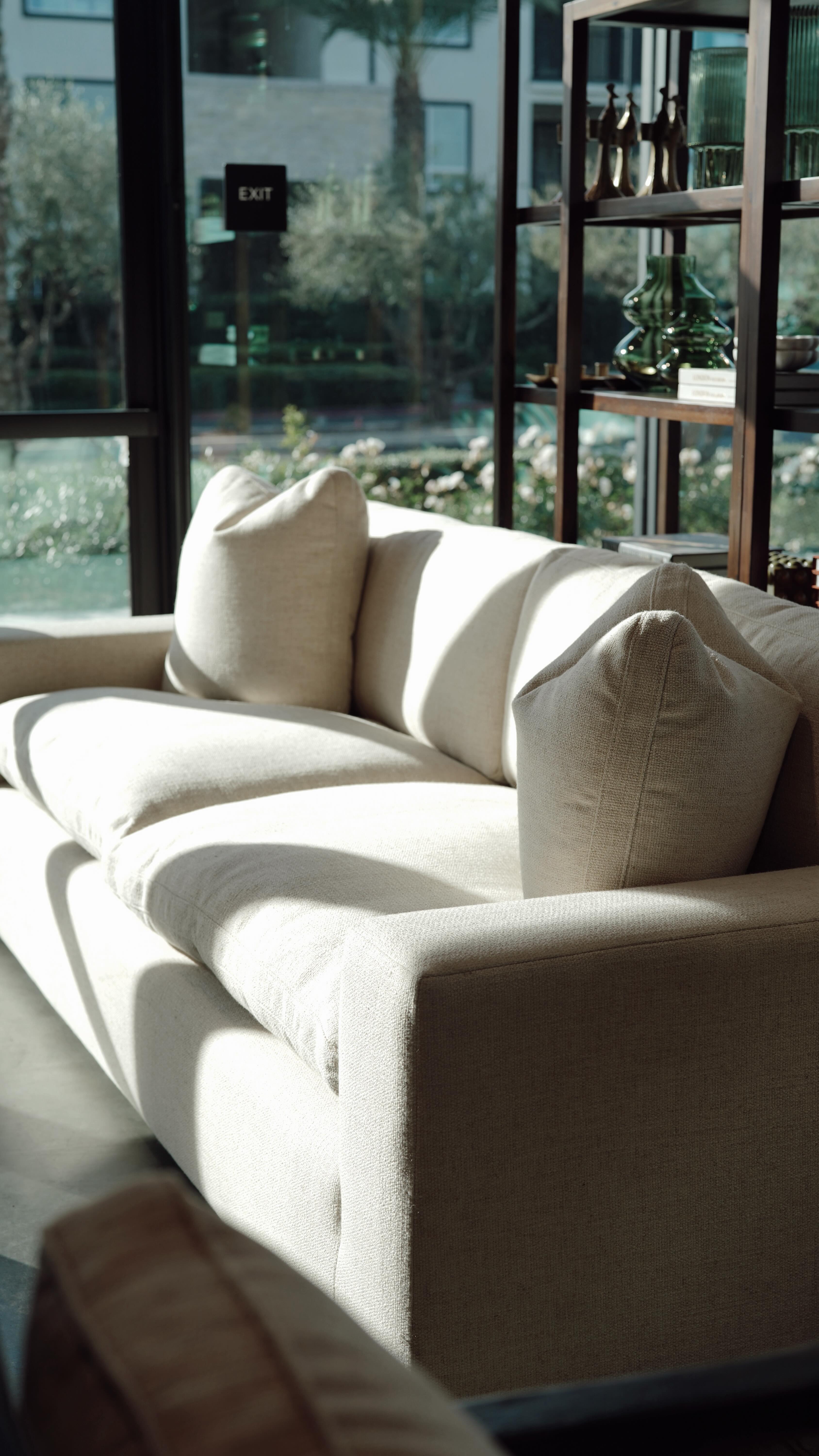 Love seeing our friends from @fleurelisestudio & their reaction to our wallpaper mural 🤣🤣 Teresa & Makenna are bringing you a mini store tour & showing you some of their favorite things, including the most gorgeous chairs ✨
& thank you @fleurelisestudio for the beautiful flowers! 💛