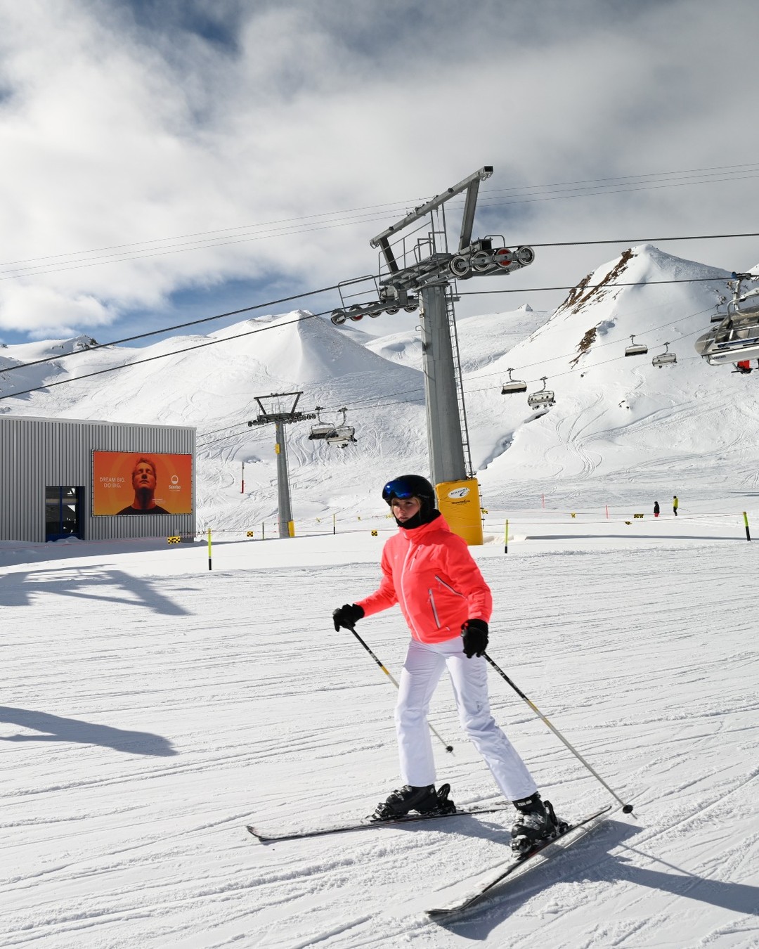 Dream Big. Do Big.
Sunrise shines once again across multiple Swiss ski resorts, bringing its partnership with Swiss-Ski and Switzerland’s winter sports stars into the mountains.
A message that feels right at home on the slopes.