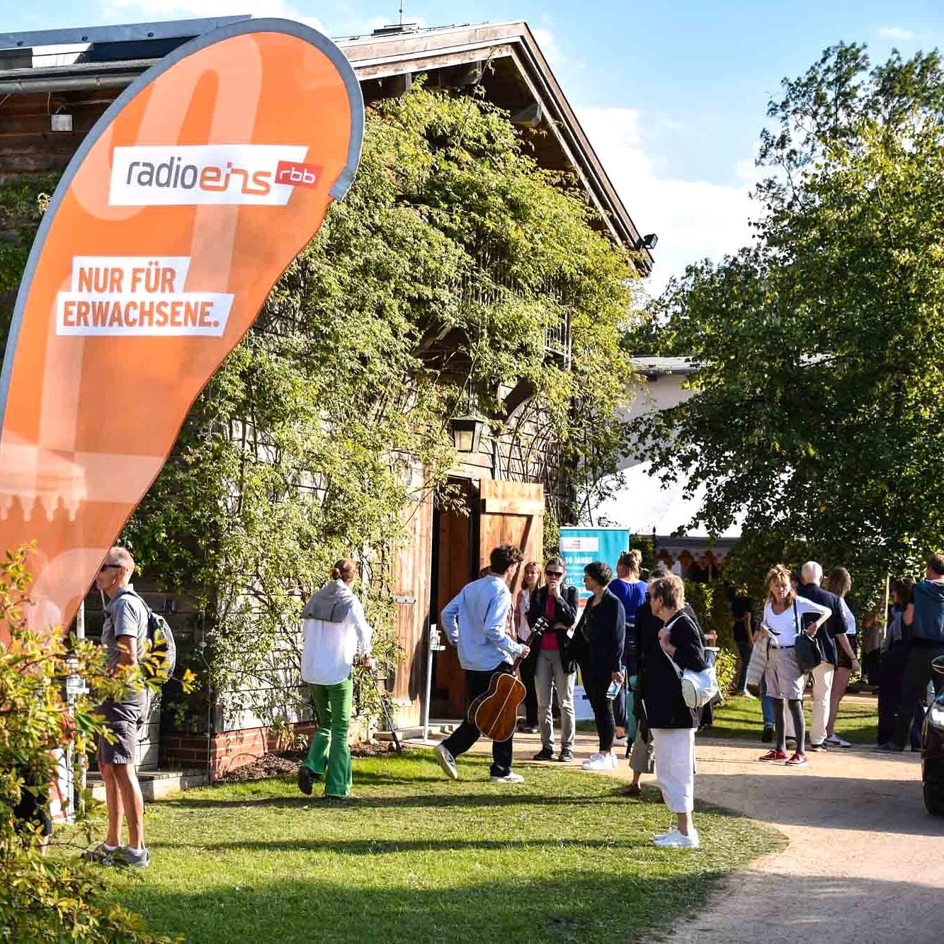 Vom 12.-15. September 2024 ist es wieder soweit. Das Filmfestival @filmohnegrenzen ist auf dem Eibenhof zu Gast.
#eibenhofbadsaarow #filmfestival #filmohnegrenzen #filmwithoutborders #feiernamscharmützelsee #eventlocation