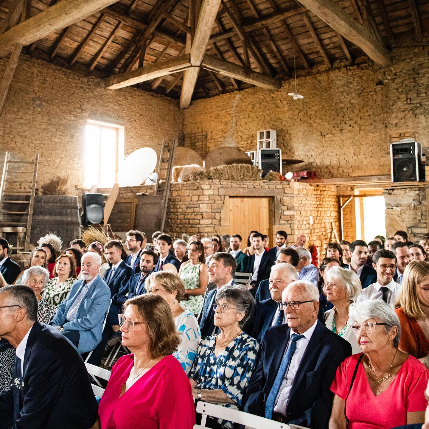 Cérémonie laïque en intérieur, dans une grange, entre esprit champêtre et élégance 🌾
Swippez pour voir toutes les photos ➡️
@domainedescoteauxdor
#mariage #wedding #love #deco #bride #weddingday #amour #weddingdress #bridetobe #couple #weddingplanner #robedemariee #lyon #photographelyon #weddinginspiration #france #fashion #mariagelyon #photography #weddingphotography #reportagespotlight #decoration #weddingphotographer #canon5dmarkiv #canon #photographemariage #reportage