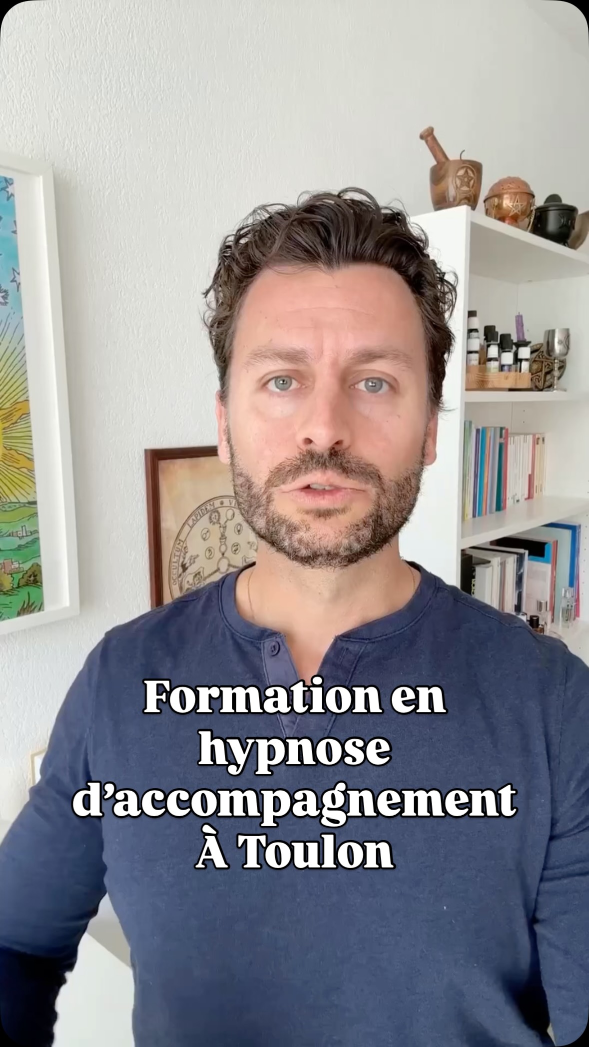 La plupart des écoles d’hypnose transmettent des techniques. Des protocoles. Pire, des scripts.
Tu sors avec un livre de recettes — un problème, une technique. Sauf que les gens ne sont pas des problèmes. Chaque personne qui s’assoit en face de toi est unique. Une recette ne peut pas tenir compte de ça.
Ce qu’on fait à l’EFTH, c’est différent. On transmet une méthode construite sur plus de 10 ans de pratique clinique, inspirée des sagesses anciennes et de différentes formes d’hypnose. Pas un catalogue d’outils — une méthode qui tient de A à Z, ancrée dans les neurosciences.
Et elle est transmise d’une façon précise : tu la traverses toi-même en même temps que tu l’apprends. Ce que ça produit, c’est de la congruence — tu sors en sachant ce que tu fais, et pourquoi ça fonctionne.
Le prochain cursus Technicien démarre le 6 avril à Toulon.
Lien en bio.
#hypnose #formationhypnose