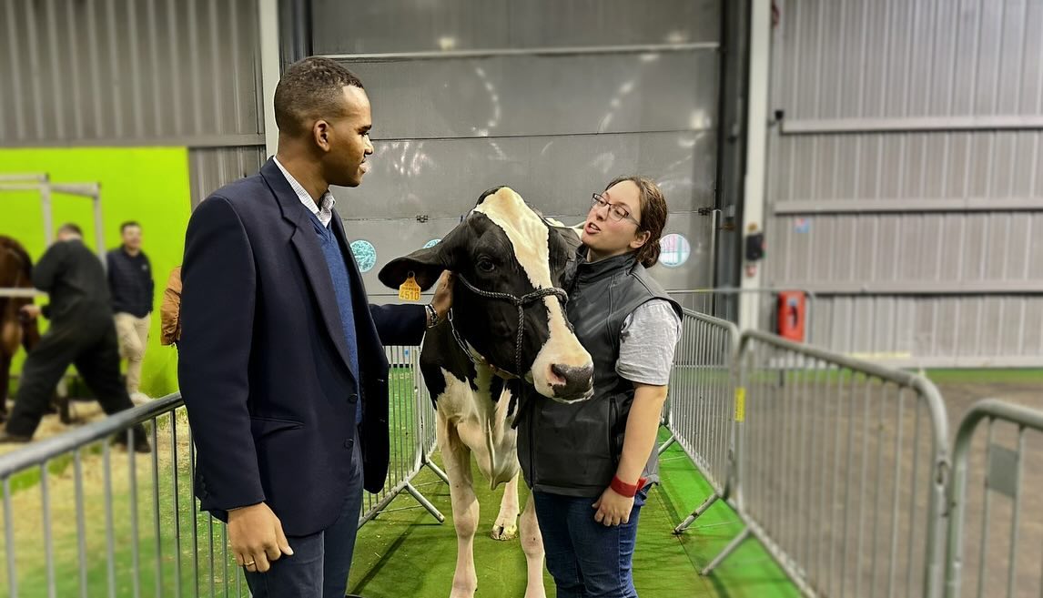 Au Salon de l’Agriculture, ce jour, pour célébrer le monde agricole Français, cette symphonie enivrante de saveurs et de parfums, cet héritage inestimable de #traditions et de #savoirs.
En parcourant les allées du #SIA2024, je suis resté profondément impressionné par la #diversité et la #qualité de nos produits. Des majestueux bovins aux porcs bien élevés, des produits laitiers onctueux, aux fruits et légumes gorgés de soleil, en passant par les céréales nourrissantes, tout témoigne de la #passion et du #savoir-faire qui animent nos #agriculteurs.
J’ai eu le plaisir d’échanger avec ces hommes et ces femmes, véritables gardiens de la qualité et de l’#authenticité de notre alimentation, et j’ai pu saisir les préoccupations qui les ont récemment amenés à manifester. Les aléas #climatiques, les contraintes #réglementaires et les fluctuations des #marchés sont autant de réalités auxquelles ils font face au quotidien.
Je suis convaincu que c’est en instaurant des normes #équitables, en cultivant une #solidarité sans faille envers nos agriculteurs, en leur garantissant des #revenus décents, en préservant notre précieux savoir-faire, en favorisant le « fabriqué en France » et en encourageant l’#innovation, que nous pourrons assurer un avenir florissant à notre #agriculture.
De cette manière, nous serons les dignes héritiers de cette symphonie de saveurs et de traditions, car capables de la transmettre aux générations futures. 🚜🌾🇫🇷