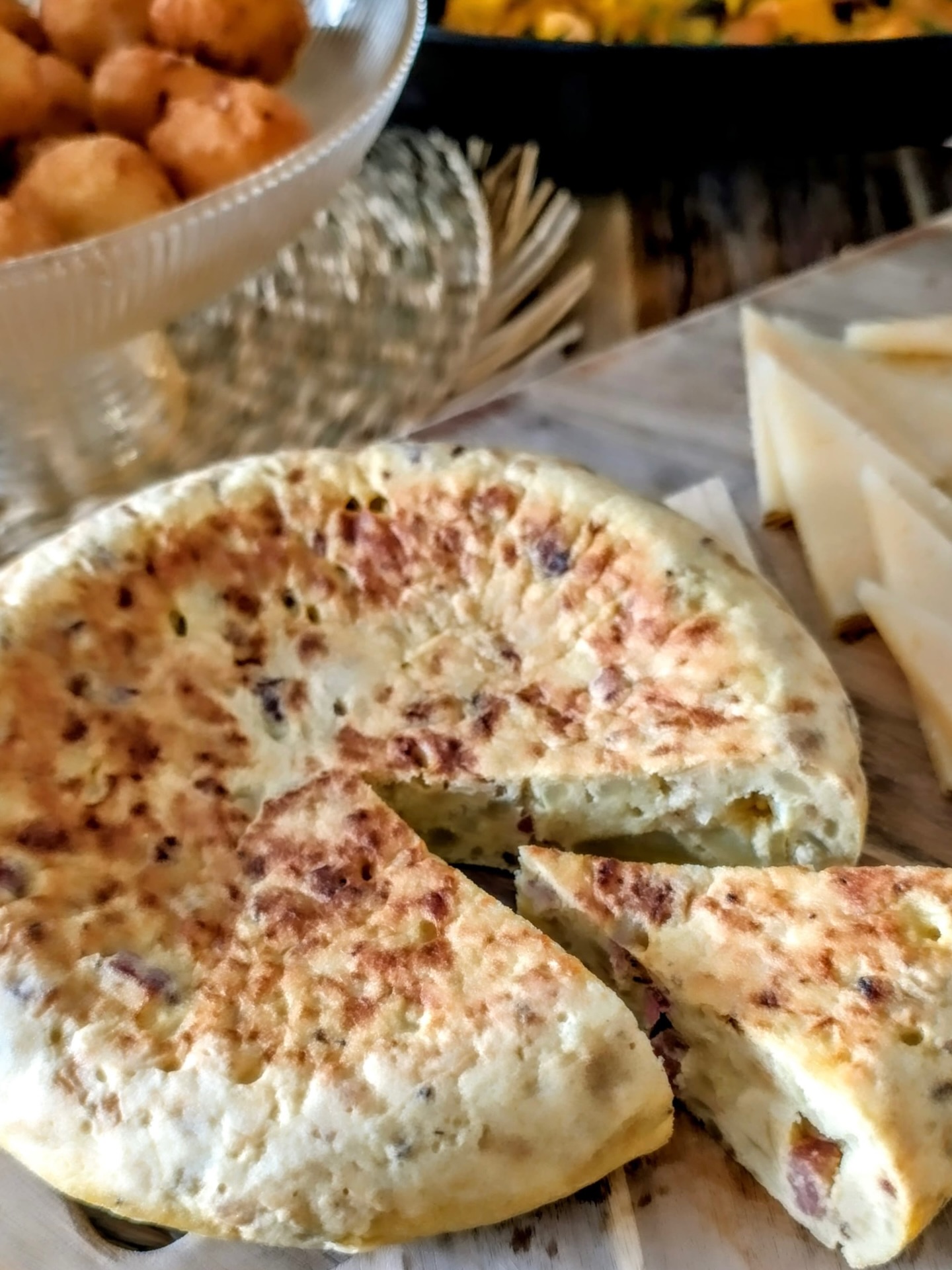 LA TORTILLA ESPAGNOLE 🇪🇸
Notre tortilla maison au jambon ibérique : un régal ❤️
Des pommes de terre, des œufs et des morceaux de jambon ibérique… un vrai voyage en Espagne à chaque bouchée !
Idéale pour vos événements : brunch, cocktail, buffet ou repas convivial 🥘
#traiteurmontpellier #cuisineespagnole #tortilla #instafood #montpellierfood