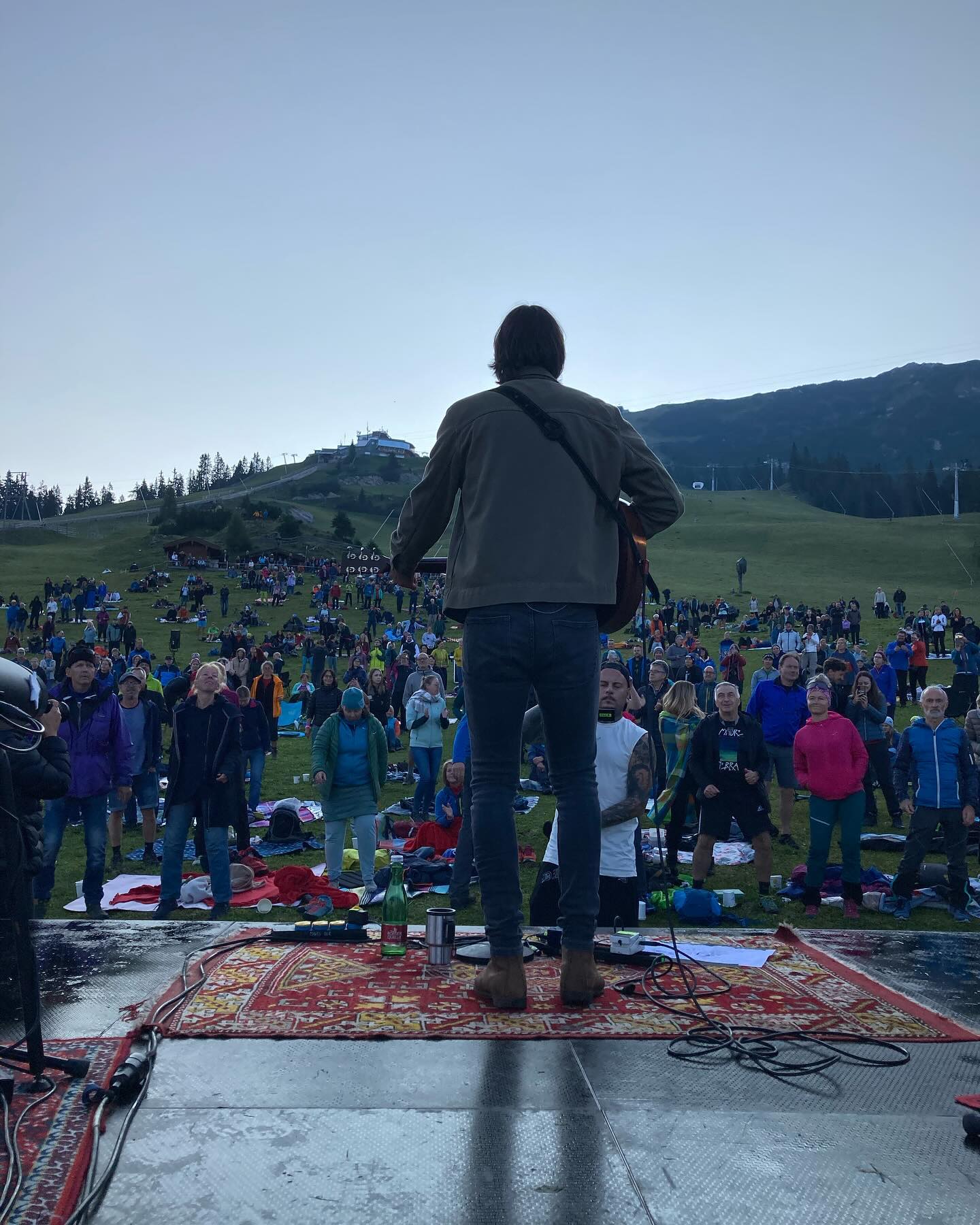 Magische Konzertmomente im Freien auf 1800M über NN. Das Sonnenaufgangskonzert von Max von Milland in Seefeld war wieder ein solcher Moment. Vom Aufbrechen um 04:30h in der Nacht, über den ersten Klang um 06:23h zum Sonnenaufgang bis hin zum Grande Finale bei dem die Sonne über die Bergspitzen das Hochplateau erwärmt. 650 die hard fans irren nicht! @maxvonmilland @bergbahnen_rosshuette_seefeld