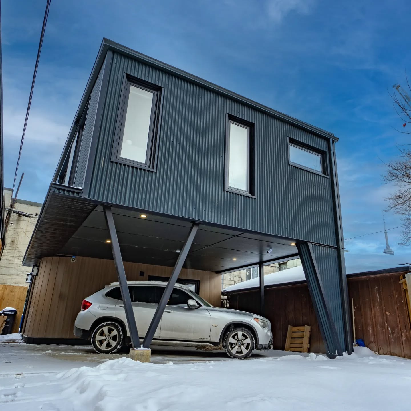 Recently completed laneway suite supported on structural steel V-shaped column located in Kensington Market
Designed by @Lanescape.ca
Built by @SDC_Contracting
📷 by @Snaptacular
