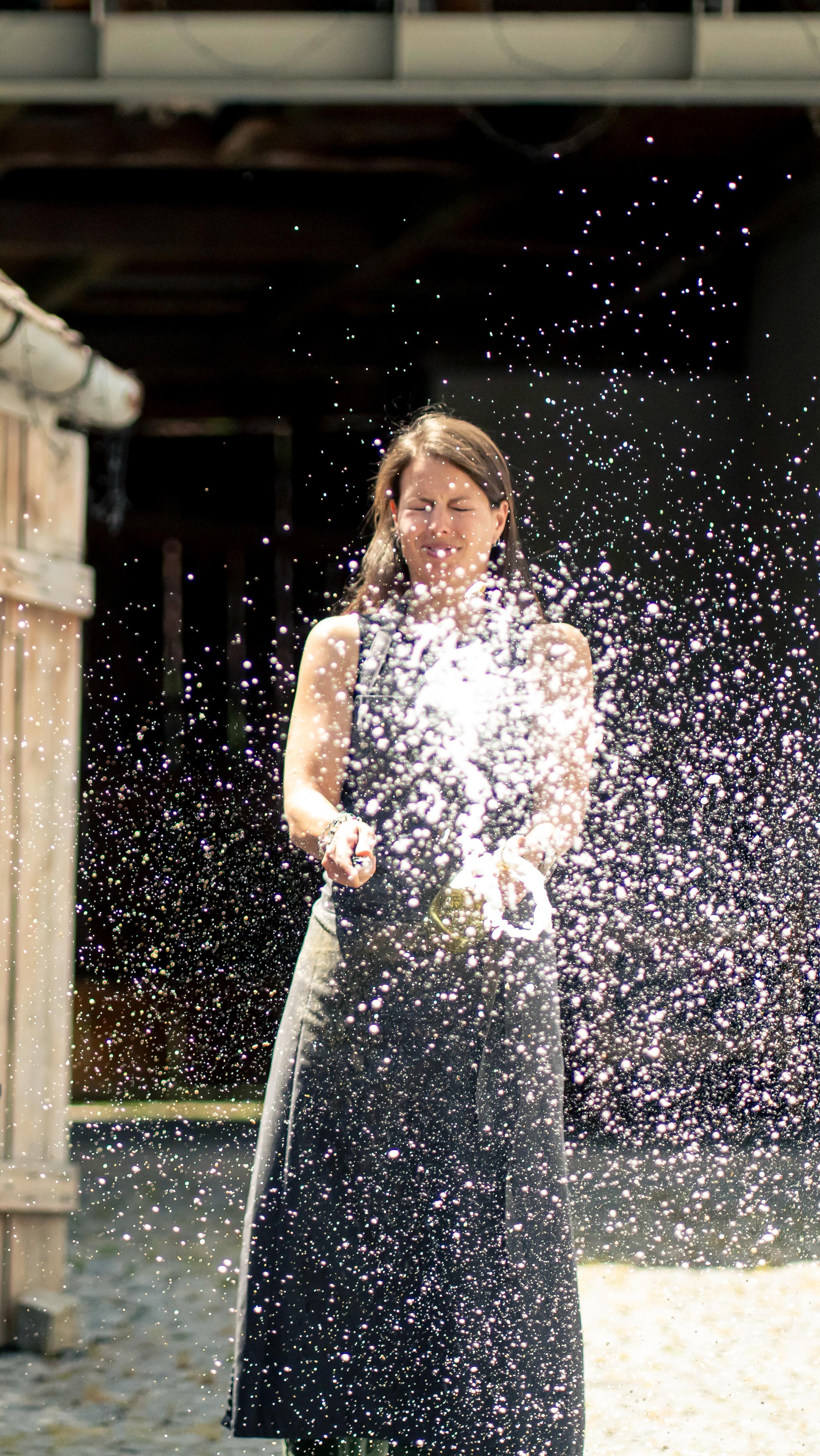 Oops we did it again - Sabrage au fromage oder so 😛 dieses Mal mit dem schönsten Käsemesser von @jumiwien 🫶🏼🧀 Die @naked_the_nature_of_wine war mal wieder ein innerliches Blumen pflücken 🌻 So macht Sprudel machen Spaß! Und danke an @markuswoelbitsch fürs bildliche Festhalten und den besten Kommentar 😂 #sabrage #huglsprudl #naked #sektaustria #jumi