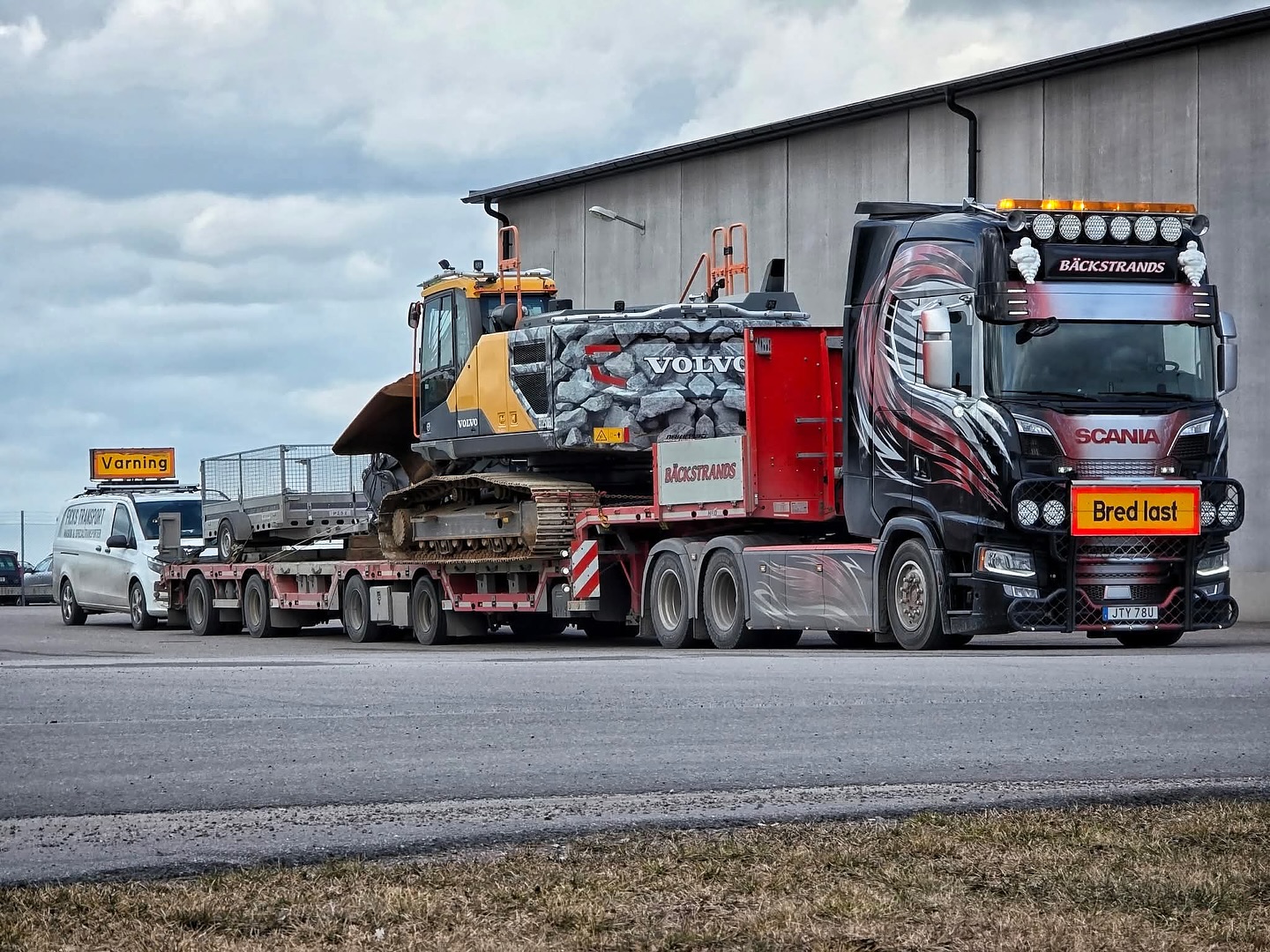 En Volvo EC250EL från Västerås till Hamneda 🤩🔥
med #dennisfickstransport som blinkar 🌟
#bäckstrandstrailer #maskintransport #volvoec250el