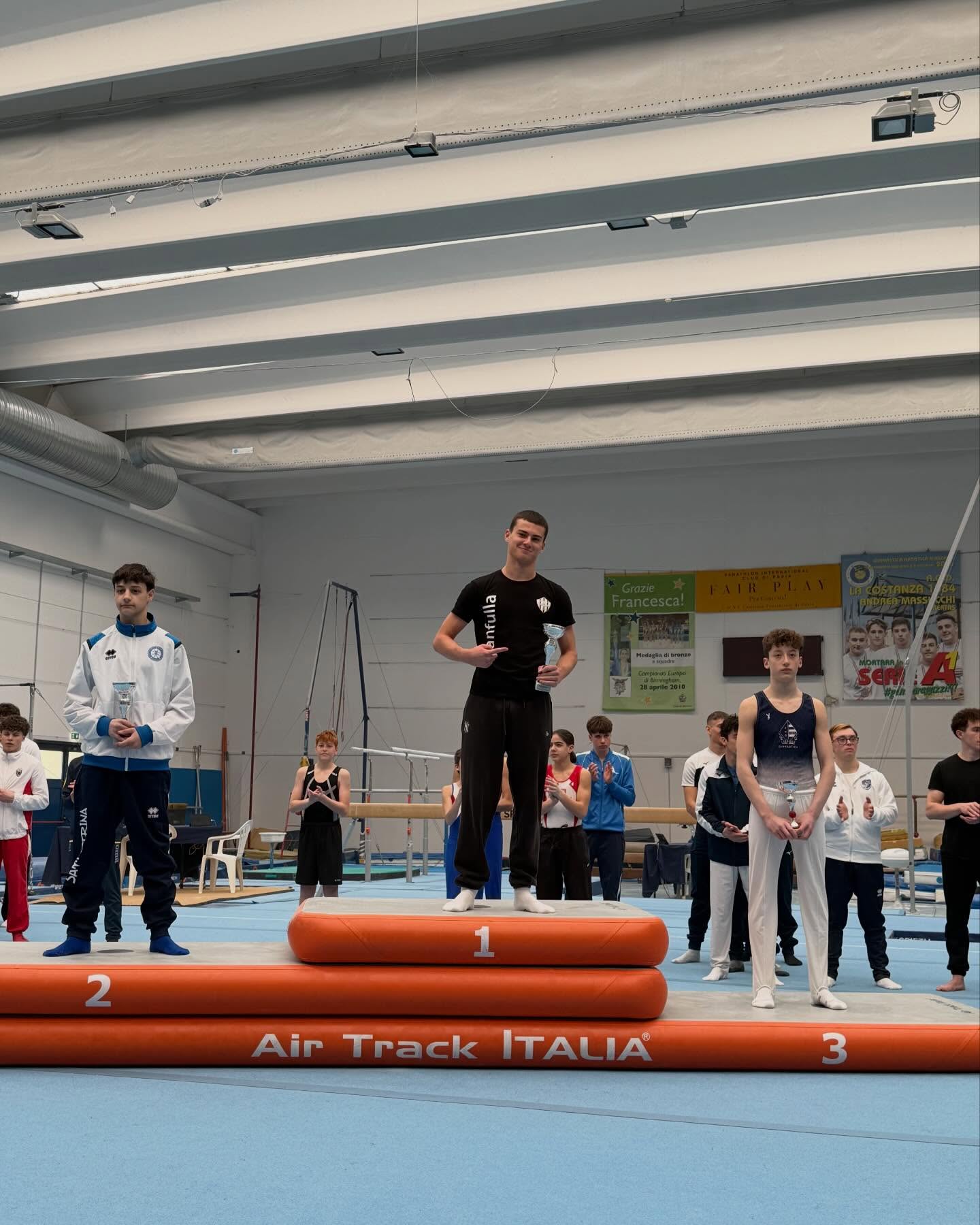 🎉 Congratulazioni ad Alessio Bejan! 🎉 Ha conquistato il titolo di campione regionale All Around Silver LE nella categoria Junior 1! 🤩 Un risultato incredibile che premia la sua dedizione e il suo talento. Complimenti anche per gli ottimi piazzamenti nei singoli attrezzi: 🥈all’anello 🥈alla sbarra 🥉al cavallo con maniglie Tanta felicità ed orgoglio per la società