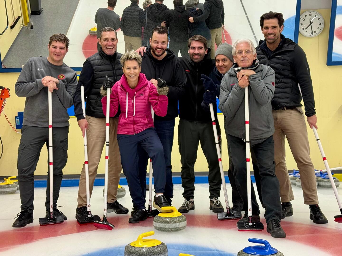 Der Donnerstag Club Oberaargau traf sich letzten Donnerstag zu einem gelungenen Curling-Event beim Curling Club Langenthal. Ein bunter Mix aus Jung und Alt stellte sich unter fachkundiger Anleitung der Herausforderung auf dem Eis und kämpfte mit viel Einsatz und einer grossen Portion Spass um den Tagessieg.
Vor dem wohlverdienten Apéro konnten die Teilnehmenden ihr Wissen in einem Quiz rund um den Curling Club unter Beweis stellen. Beim anschliessenden gemütlichen Beisammensein wurden die besten Spielzüge und Heldentaten noch einmal gemeinsam Revue passiert.
Ein herzlicher Dank geht an Albert Steinmann, Mario Lauber, Michel Breny und Michel Guyot vom Curling Club Langenthal für die tolle Organisation und die kompetente Betreuung.