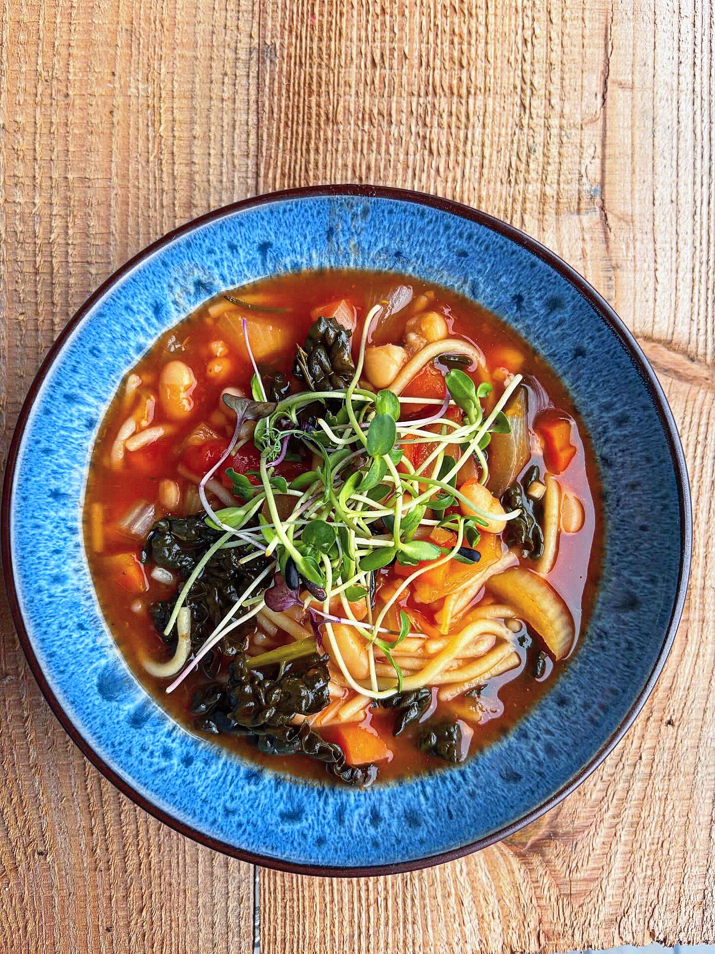 @thrive_w.ith_rachel ‘s slow cooker minestrone is everything we love about simple, nourishing food 🥣😋
Packed with veg, beans and greens, it’s one of those meals that just gets better with time — full of flavour, full of goodness, and made to be enjoyed over a few days.
We love seeing our microgreens bringing that fresh finish on top 🌱
Give Rachel a follow for more recipes like this — proper feel-good food done right 🙌
#microgreens #eatwell