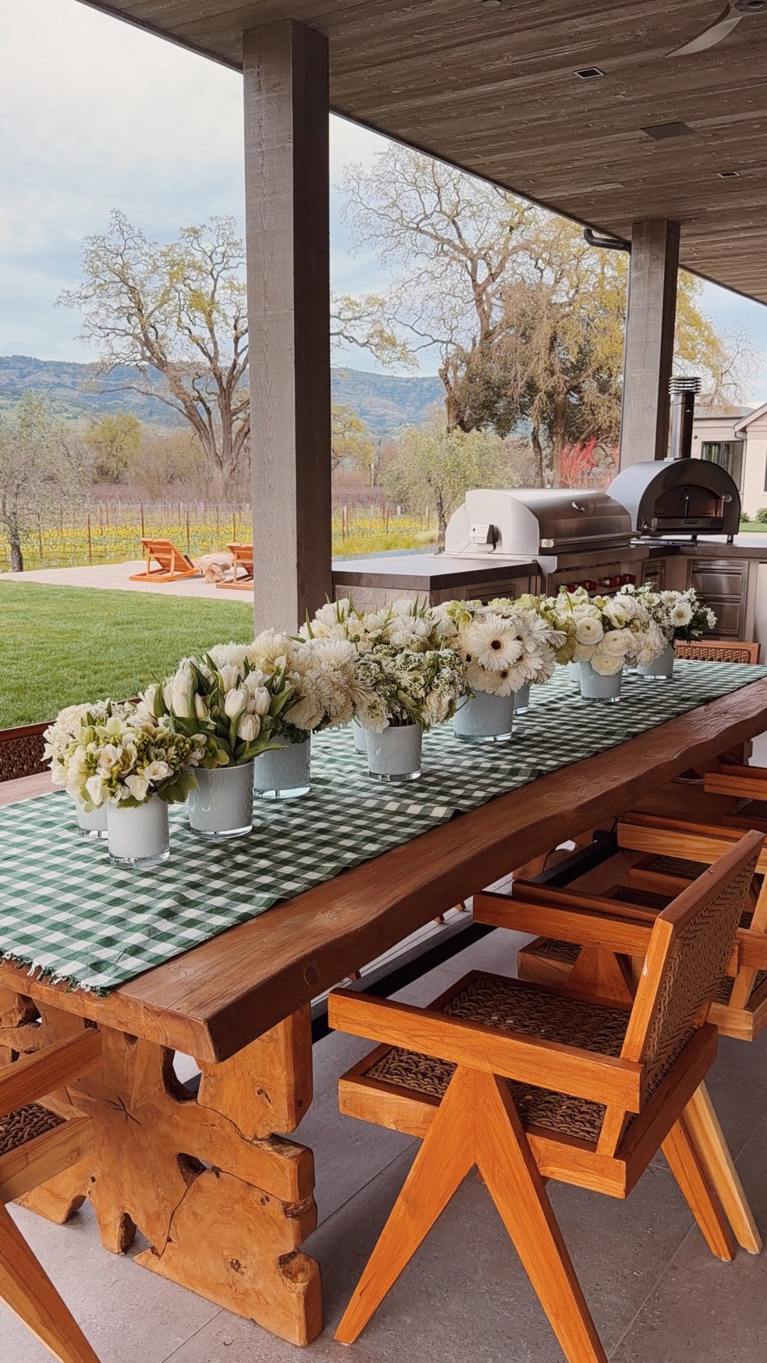 Centerpieces designed for Napa, fresh, elegant, and effortless, with movement inspired by the surrounding landscape.
#LuxuryCenterpieces #floraldesign