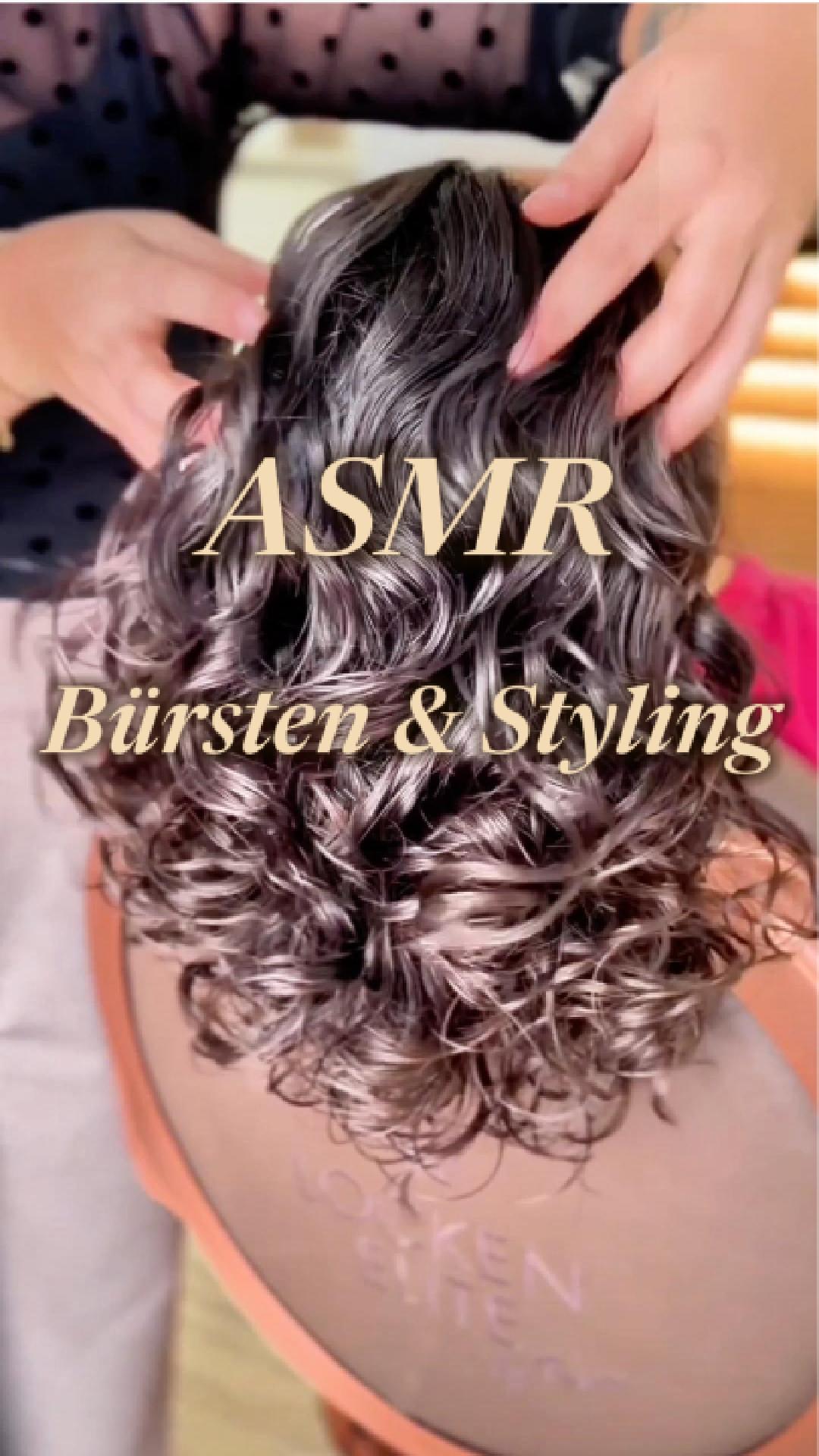 👇🏻 Diese Vorteile hat unsere Naturborstenbürste ✨
• du kannst deinen Waschtag um ein paar Tage hinauszögern, weil du den natürlichen Kopfhauttalg sanft in die Längen und Spitzen bürstest – das pflegt deine Haare ganz natürlich 💁🏻♀️
• dein Haarwachstum wird angeregt ✨😍
• die Bürste sorgt für mehr Volumen 🙌🏻
• du kannst deine Wellen wieder gleichmäßig und schön definiert in Form bringen
Du findest unsere Naturborstenbürste im Onlineshop auf lockenelite.at 🛍️
#styling #lockenelite #asmrbeauty #asmrhair #locken #asmr