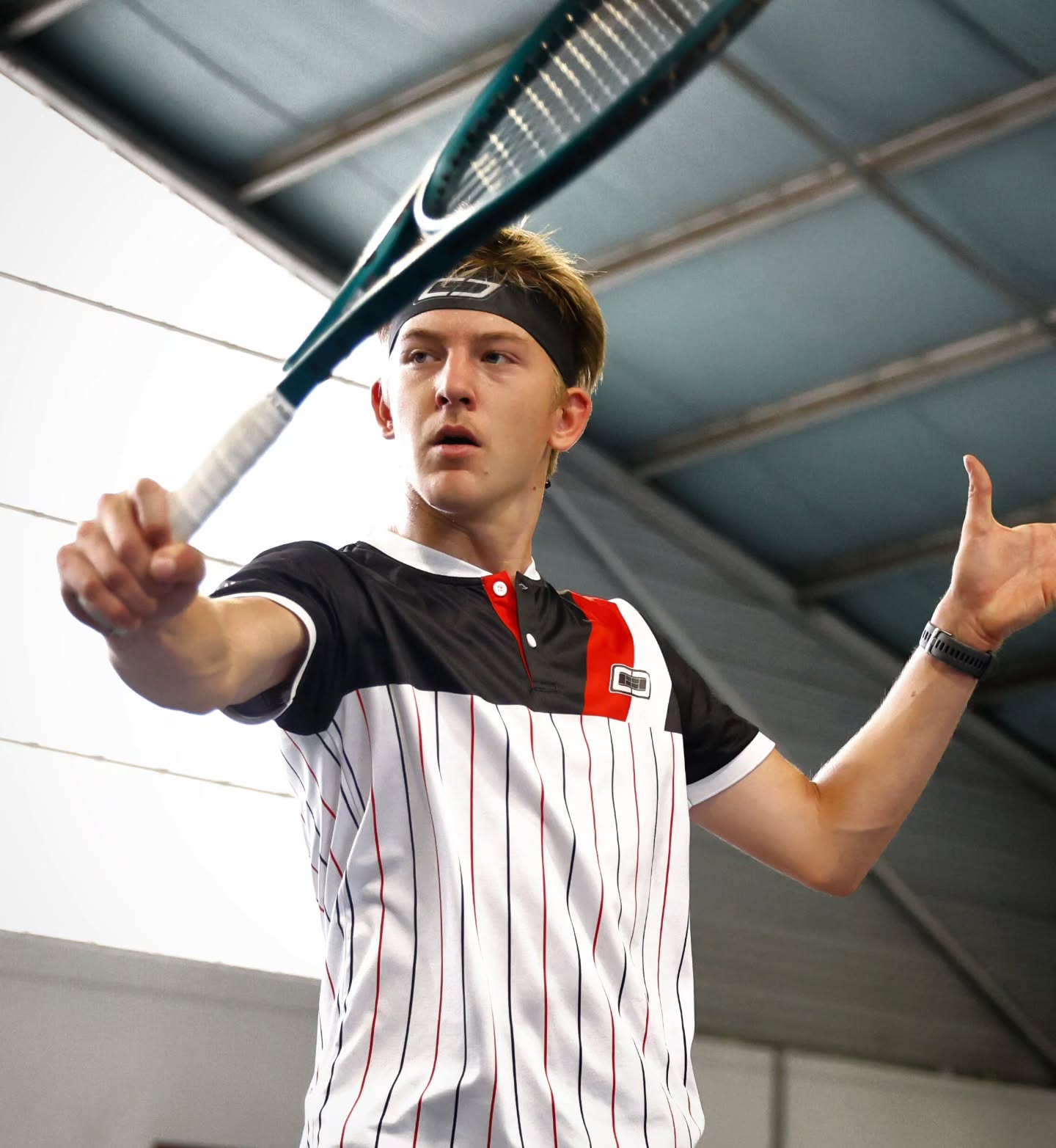 EN GARDE.
🎾🎸❤️
CENTRE COURT HABILLE LES JOUEURS LES PLUS TALENTUEUX, LES PLUS INTRÉPIDES, LES PLUS REBELLES, EN LEUR DONNANT UN STYLE ROCK HORS NORMES.
L'ÉLÉGANCE À LA FRANÇAISE.
ALIUS porte la tenue RETRO ROCK.
ROCK'N'ROLL TENNIS IS NOT DEAD 🎾🎸
WWW.CENTRECOURT-TENNISAPPAREL.COM
CENTRE COURT TENNIS APPAREL EST UNE MARQUE FRANÇAISE 🇫🇷
🎾 @alius_ytb
📷 @focalefinelle