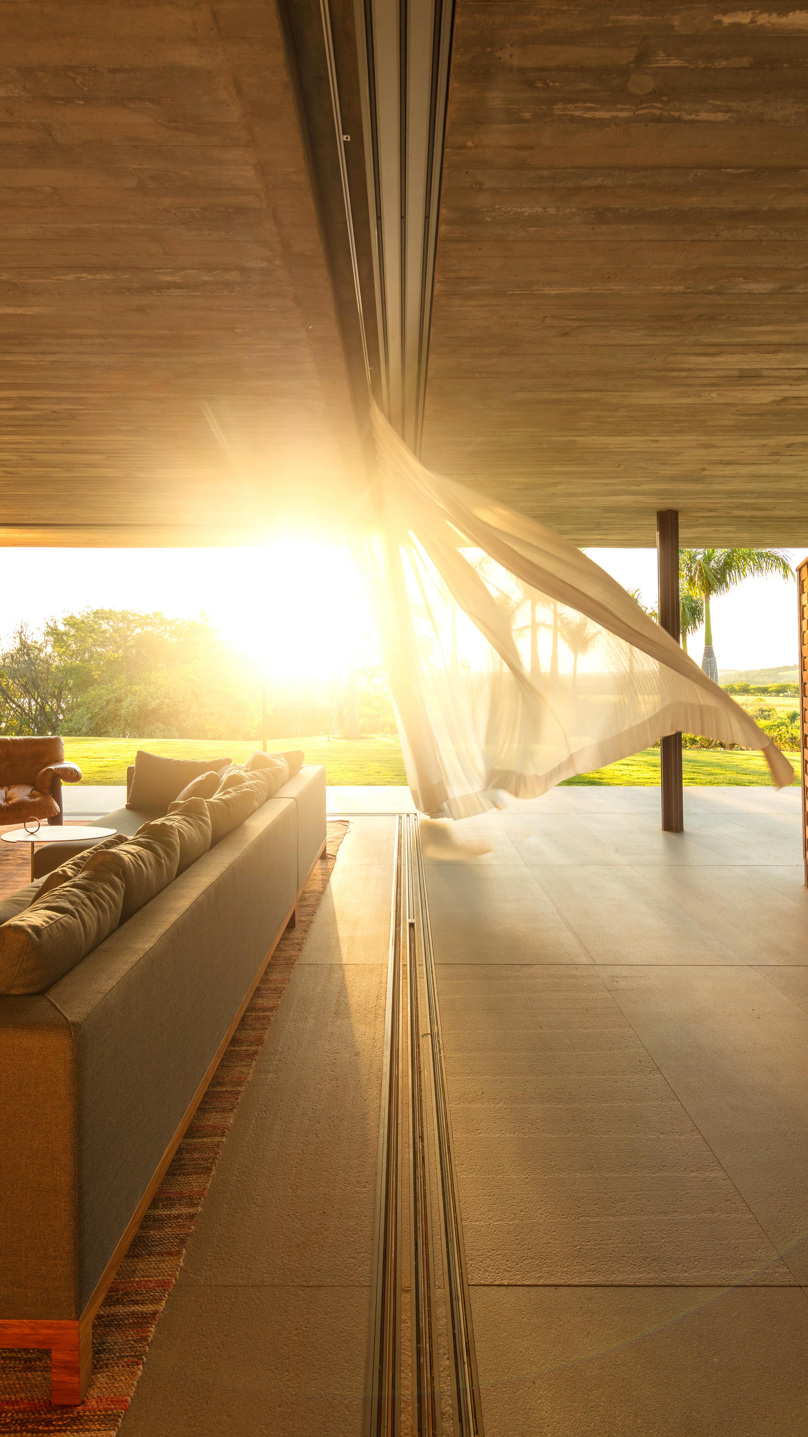 O sol nasce para todos, mas a forma como você o recebe é uma escolha sua. ✨☀️
Neste Dia Internacional da Proteção Solar, 21/3 celebramos a luz que nos move, sem esquecer do cuidado que nos protege. Ter o controle da luminosidade e da radiação não é apenas sobre conforto visual, é sobre preservar o que importa. A luz é essencial. O excesso, opcional. Escolha proteger seu espaço e sua pele. ☀️🙏
#arthurdecor #DiaDaProteçãoSolar #LuzNatural #BemEstar #ArquiteturaDeInteriores AutoCuidado ProtecaoSolar