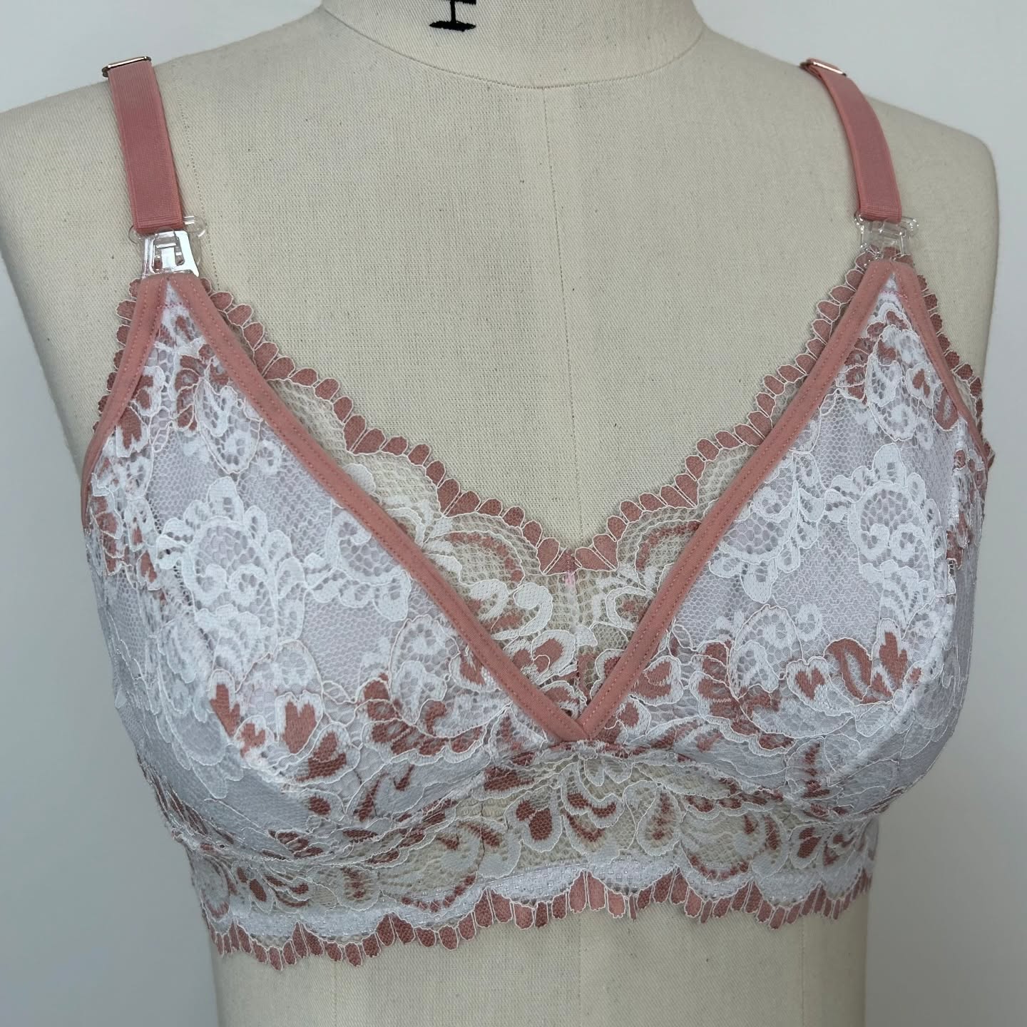 Here’s a closer look at the Nursing Bralette, my latest pattern release ✂️🧵🪡
I loved the lace choice for this project, it’s so delicate and adds a beautiful touch to the final piece 💕💕