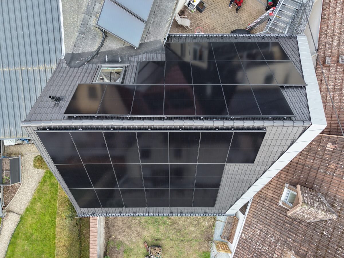 Aus alt mach neu! Sanierung einer Scheune und Installation einer Solaranlage. #struppmannbedachungen #solar @dachkeramik.meyer.holsen @carlegruppe @solaredge_dach #hallgartengeil