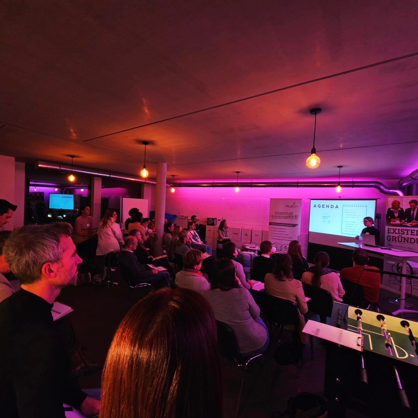 🚀 Rückblick auf den KUS-Gründertreff "Jahresplanung 2024" im Echtland Coworking!** 🚀
💡 Gemeinsam mit Eva Erdmann von @digital4small haben wir betriebswirtschaftliche Ziele definiert, Journaling als Business-Methode genutzt und uns intensiv ausgetauscht.
📊 Highlights:
- Fokus auf betriebswirtschaftliche Kennzahlen
- Kraftvolles Journaling für einen starken Start
- Interaktiver Austausch und Networking
📝 Workshop-Charakter:
Aktive Mitarbeit, spannende Ideen und jede Menge positiver Energie – das war der Gründertreff im Echtland Coworking!
📚 Workbook & Goodies:
Jeder erhielt ein Workbook, um die Erkenntnisse zu vertiefen. Stifte, Textmarker und gute Laune waren Pflicht!
🤝 Danke an alle Teilnehmenden!
Auf ein erfolgreiches Jahr 2024! 🌟✨
@heimatverliebt_lkr_paf
#KUSGründertreff #EchtlandCoworking #BusinessNetworking @digital4small