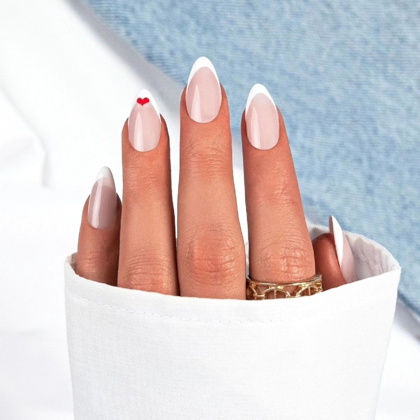 Magnifique ❤️ manucure pour la St-Valentin toute en simplicité et élégance ❤️💅🏻
Produits disponibles chez 🛒 www.chicachic.ch
#inocos #inocossuisse #inocoscosmetics #inocosvernizgel