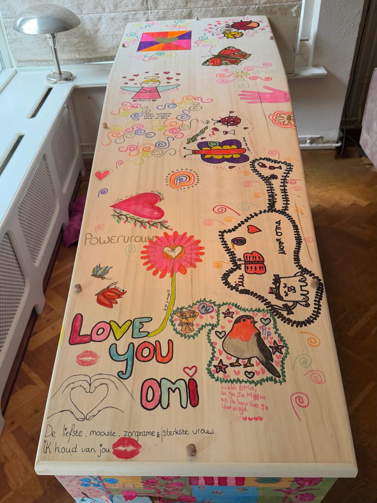 Wij willen een lichte, neutrale kist voor mijn meissie, onze moeder en omi, deze gaan wij samen versieren en beschilderen.
Vier generaties in één gezin, verbonden door liefde, die samen iets prachtigs en kleurrijks creëren om voor altijd te koesteren ♥️
De familie is akkoord met deze publicatie
#waardigafscheid #kleurrijkafscheid #waardiguitvaartverzorging #liefde