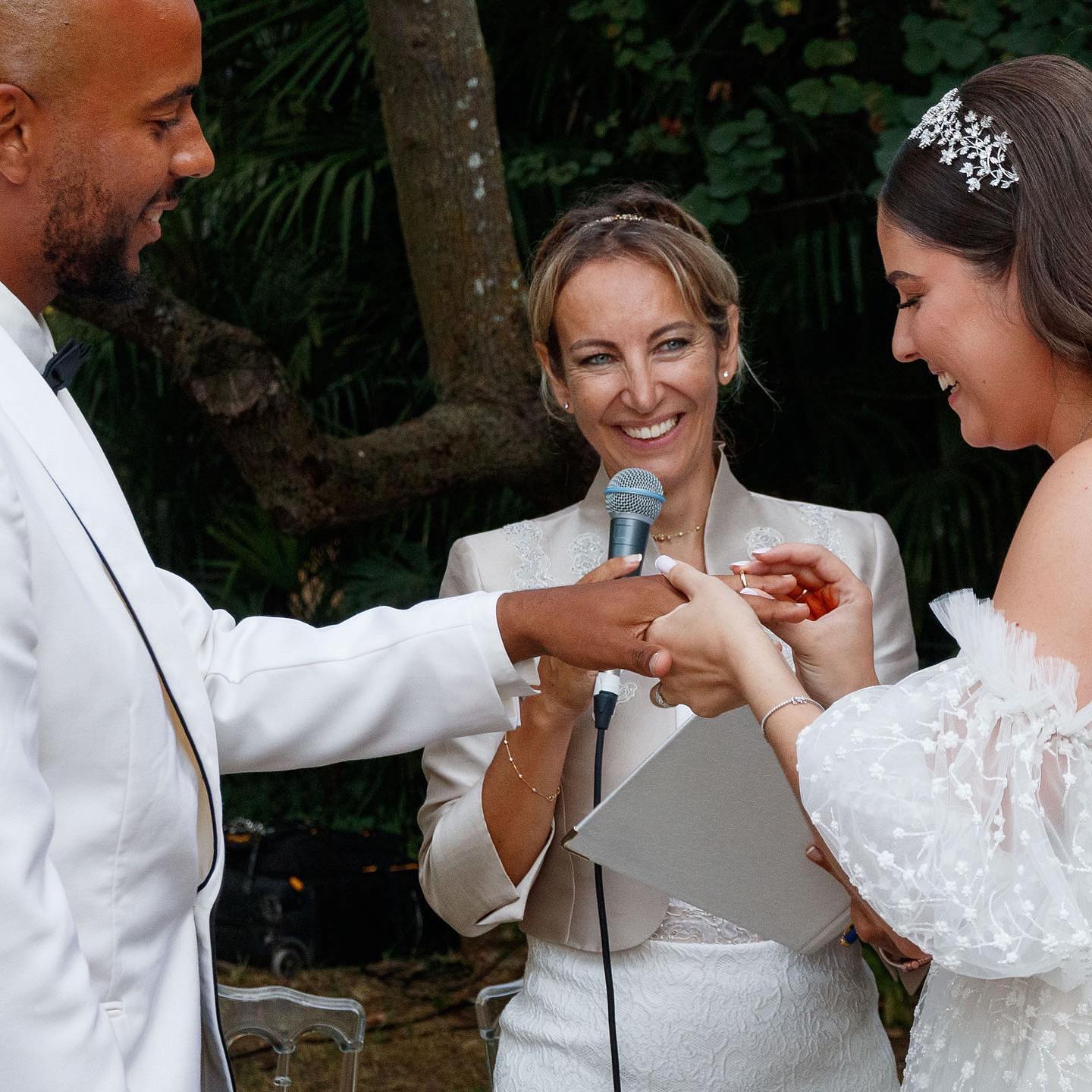 Alison et Nicolas feront partie de ces rencontres et de ces couples qui m’ont profondément émue, une histoire qui se mérite, qui se gagne envers et contre tout. Un amour pur, fort et doux à la fois, le battement de deux coeurs à l’unisson 💕
Merci pour votre confiance et ce très beau message reçu quelques jours après votre mariage:
“Bonjour Aude,
Nous redescendons petit à petit de notre nuage, et en profitons pour te remercier. Grâce à toi, notre cérémonie d’engagement a été un feu d’artifice de bonheur, et nous commençons le début du reste de notre vie de la plus belle des manières. Entre fous rires et larmes de joie, tu as su trouver les mots justes, pour raconter notre histoire et décrire l’amour qui nous unit.
Nous avons également apprécié les échanges que nous avons eu tout au long de l’année, qui ont agi comme une thérapie sur nous. C’était un réel plaisir de travailler avec toi, et nous n’hésiterons pas une seule seconde à te recommander.
Tu as été désignée “Meilleure officiante de France” par l’ensemble de nos invités ! Tu as rendu ce moment unique et hors du temps.
Merci encore,
Alison et Nicolas 🤍”
Wedding planner : @sandy.t.weddings
Mariée : @alisonchn
Marié : @nicolas_eyeghe
Lieu : @chateau_de_flaugergues
Fleurs : @jardindarums
Photos : @jaouiphilippe
#officiant #officiantedeceremonie #ceremonielaique #wedding #mariage #celebrant #wedding #officiantdeceremonie #officiante #weddingofficiant #celebrantinparis #bride #groom #weddingvenue #weddingceremony #ceremony #luxurywedding #weddinginfrance #weddinginprovence #love #destinationwedding #weddinginparis