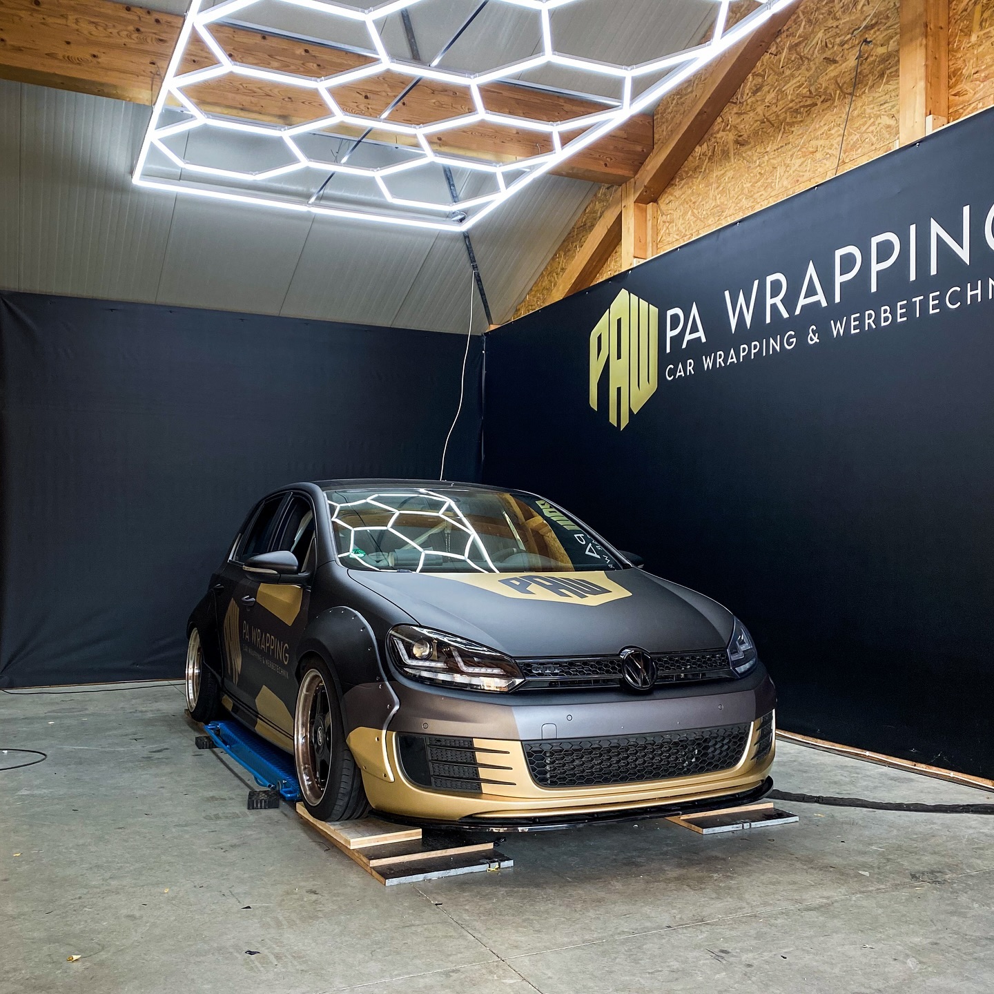 Golf 6 GTI mit Design Vollfolierung 👌🏼
.
.
.
#pawrapping #carwrapping #wrapping #wrappedcars #folierung #lowered #static #stance #vollfolierung #mk6 #golfgti #wraplove #customcar #golf6 #biberach #ravensburg #vag ##tuningworldbodensee #beklebung #foliert #werbetechnik #foliert #breitbau #ulm