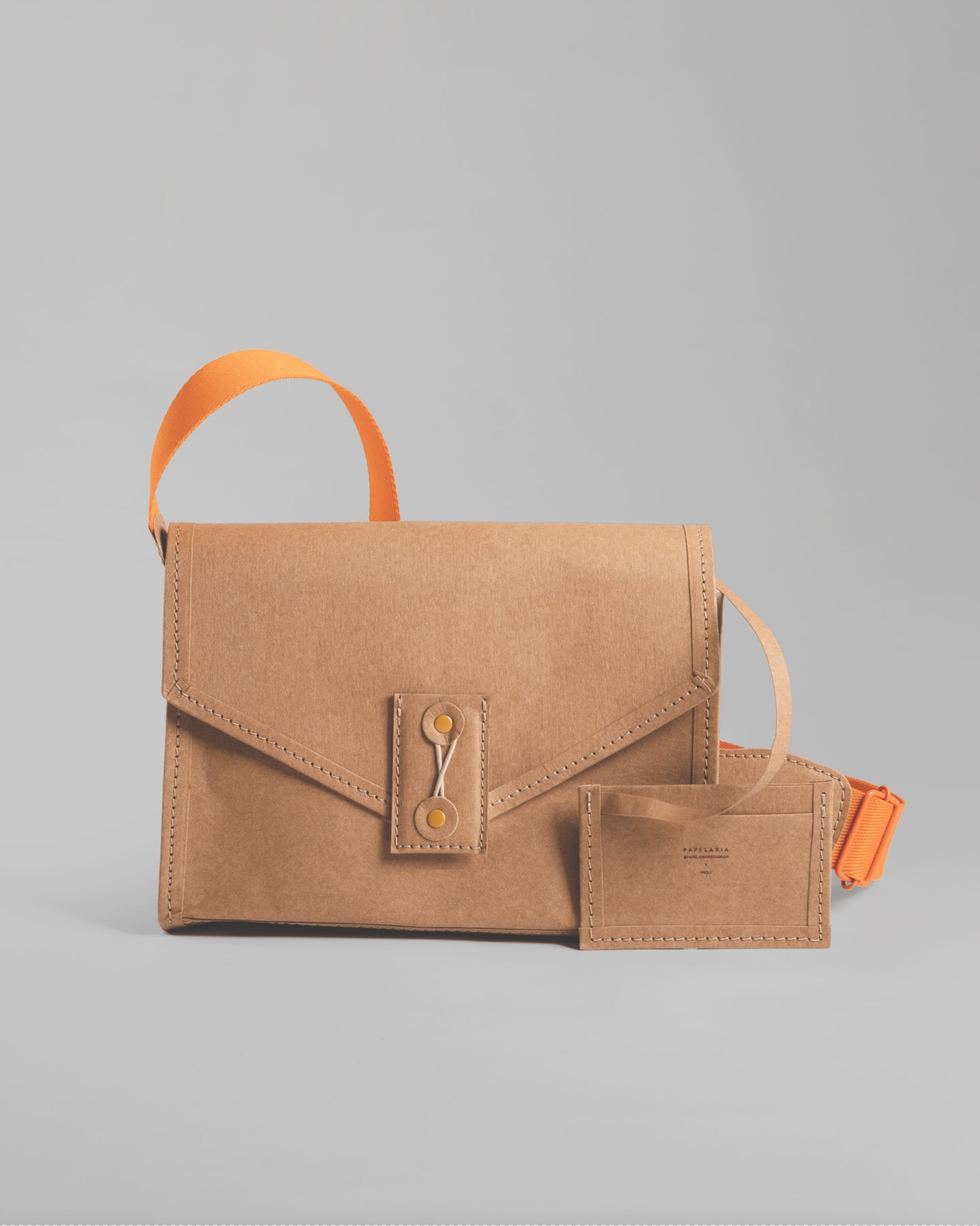 As 7 bolsas que Pascale Mussard gostaria de ter feito enquanto diretora criativa a frente da Hermès, recriadas e produzidas pelo estúdio Papelaria em um projeto colaborativo com Dimitri Mussard.
.
The 7 bags that Pascale Mussard would have liked to have made while she was creative director at Hermès, recreated and produced by the Papelaria studio in a collaborative project with Dimitri Mussard.