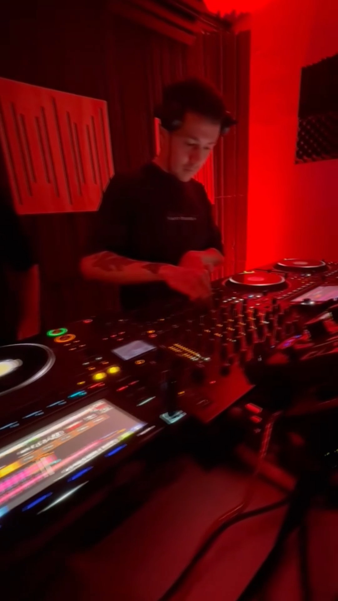 ¡El futuro de tu carrera suena más fuerte que nunca! 🎧🔥
El pasado lunes 30 de marzo vivimos una jornada épica en nuestra Sede Centro. Nuestros DJs egresados tomaron el control de la cabina y grabaron sus sets utilizando tecnología de estándar mundial: 4 CDJ 3000, el imponente mixer DJM-V10 y la icónica RMX-1000.
¿Querés ser el próximo? Te invitamos a sumarte a la experiencia Monster Cabina.
🚀 Proyectá tu carrera profesional: grabá tu propio videoset con el equipamiento más avanzado del mercado y dale a tu marca personal el nivel que merece.
📅 ¡Cupos limitados! Reservá tu lugar con anticipación y viví una experiencia única.