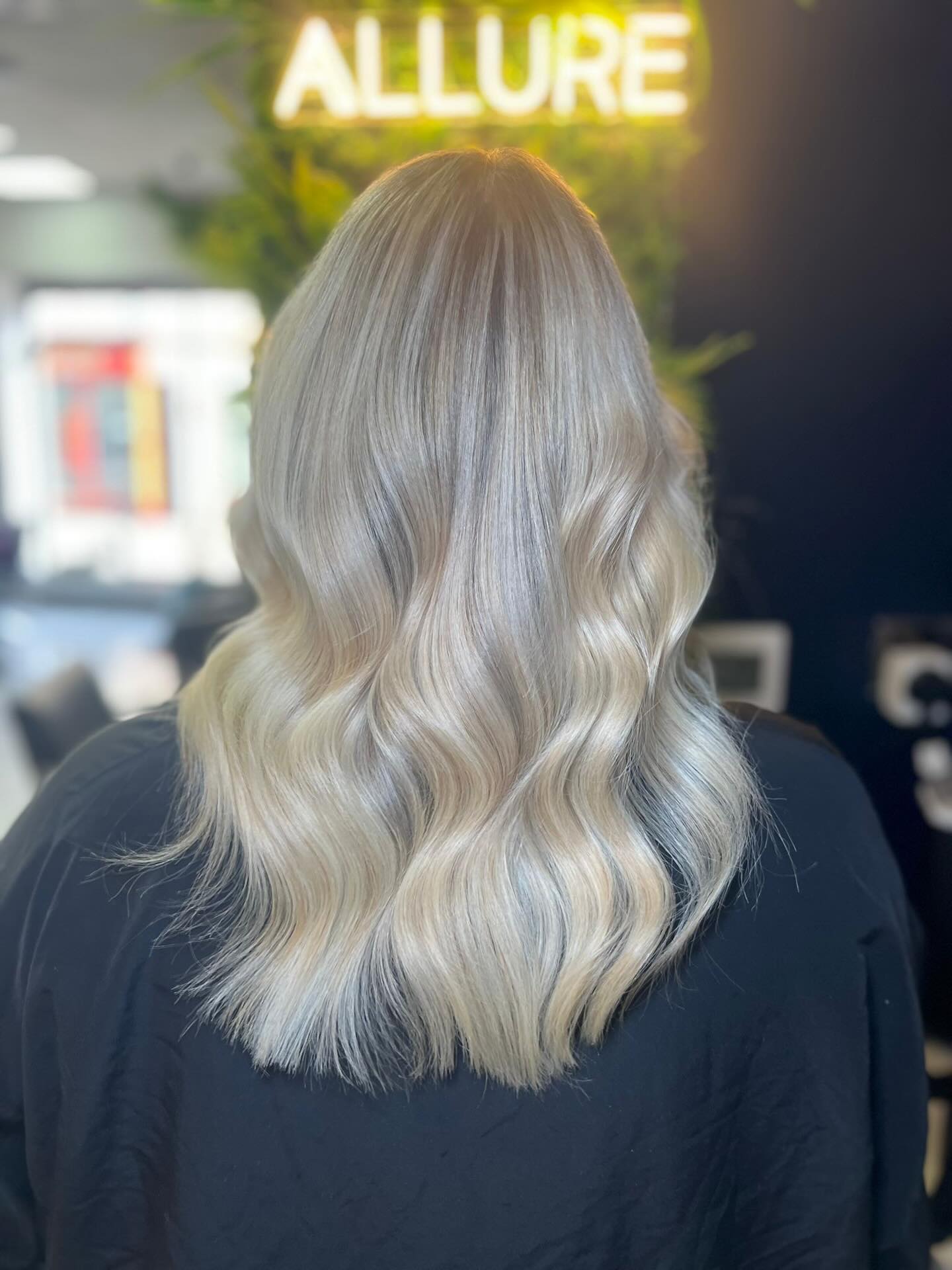 From dull to dimensional ✨
This full head highlight transformation brings soft, blended brightness with icy tones and effortless waves—perfect for that lived-in, luminous blonde, by stylist Chloe Olivia🫶🏻
@lorealpro_education_uki @lorealpro