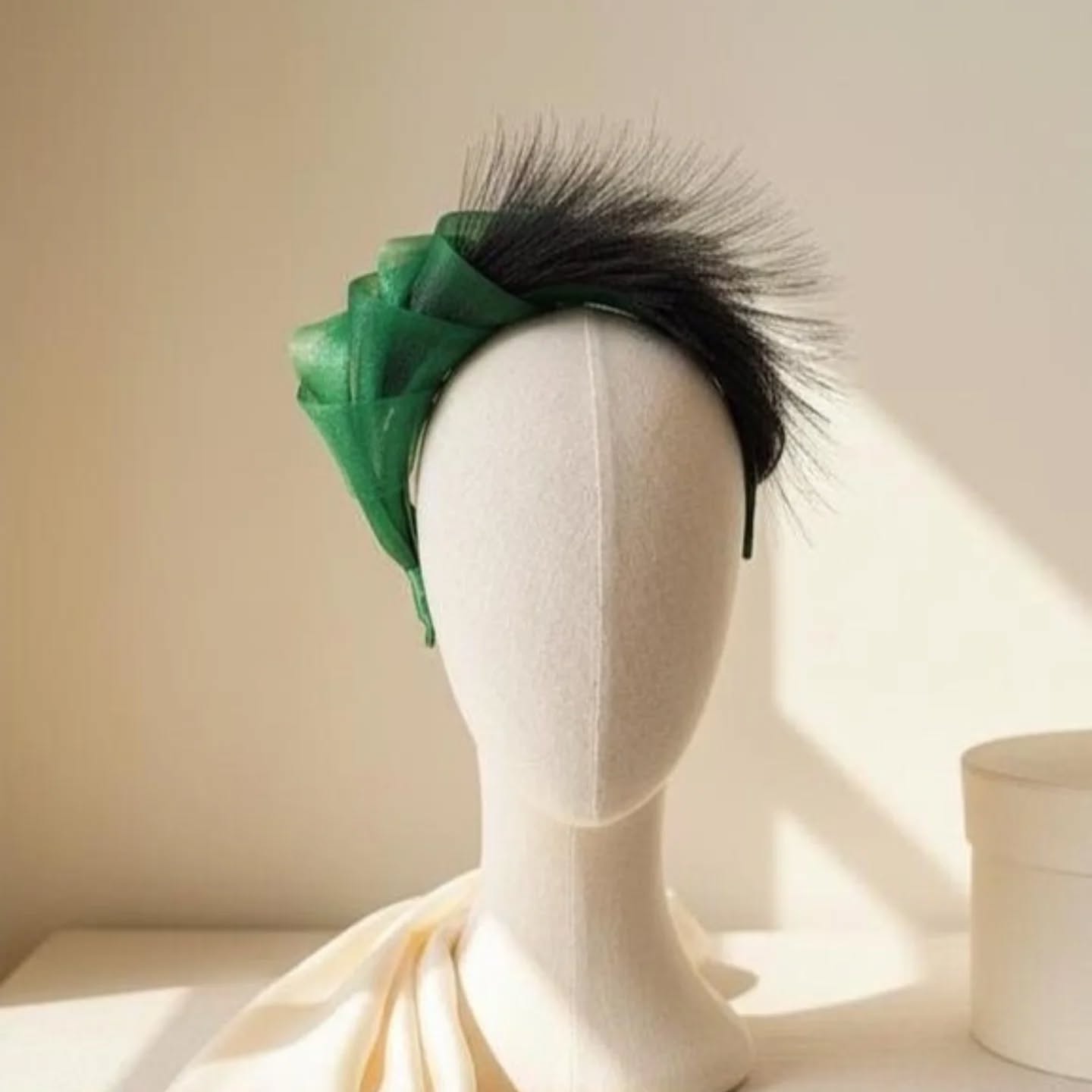 This one isn’t shy! Emerald days 💚
#fascinator #racedaystyle #occasionstyle #churchyard #weddingoutfit
Link in bio