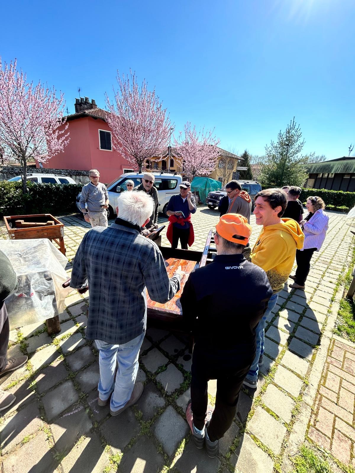 Si sa, la primavera porta con sé un’aria di freschezza, di rinnovamento e voglia di fare. 🌸
Nel nostro laboratorio di falegnameria, abbiamo preso un vecchio carretto, lo abbiamo sistemato, levigato e verniciato. Ora è pronto per diventare una splendida fioriera 🌷per un progetto ancora più grande, di cui a breve vi parleremo 🙊.
Se anche voi volete dare nuova vita ai vostri oggetti in legno, contattateci e saremo felici di lavorare per voi. 🪚
#progettodavide #primavera