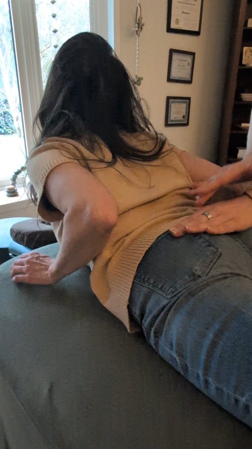 This isn’t being done to her.⬇️
Her body is doing it.🌀
Once it feels safe enough.🫁
Peace and healing is a cellular memory programmed into your DNA at birth.🧬
This is your birthright.💫
#spinalflow #nervoussystem #bodywork #healing