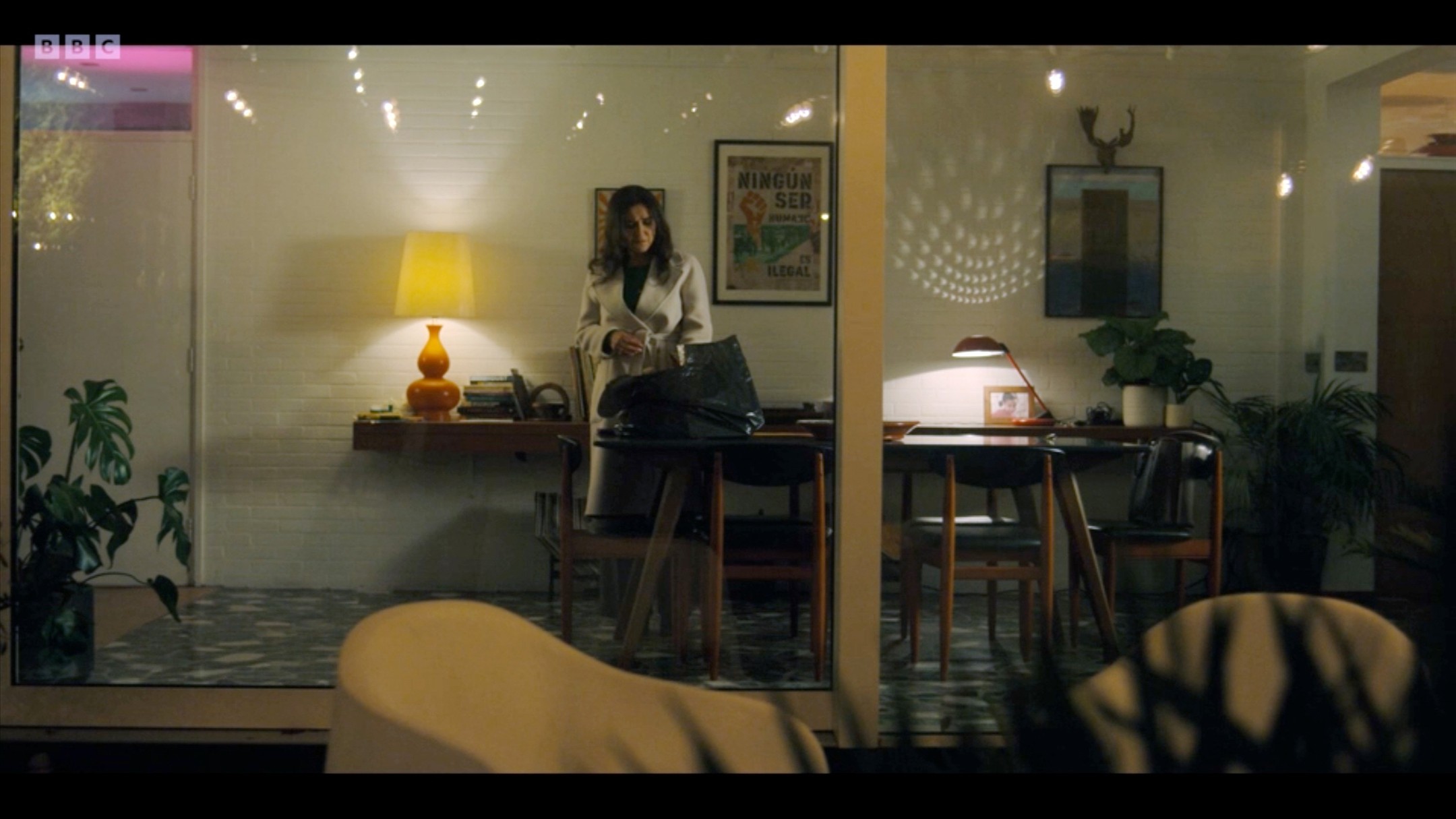 We've hit the big screen! La Roche is featured as the home for Crown Prosecution Service lawyer, Leila Hassoun-Kenny (played by Nathalie Armin) in Showtrial season 2, now available on BBC iPlayer.
.
#showtrial #showtrialbbc #nathaliearmin #filmlocations #larochehouse #midcentury #midcenturymodern #midcenturyhome #modernistarchitecture