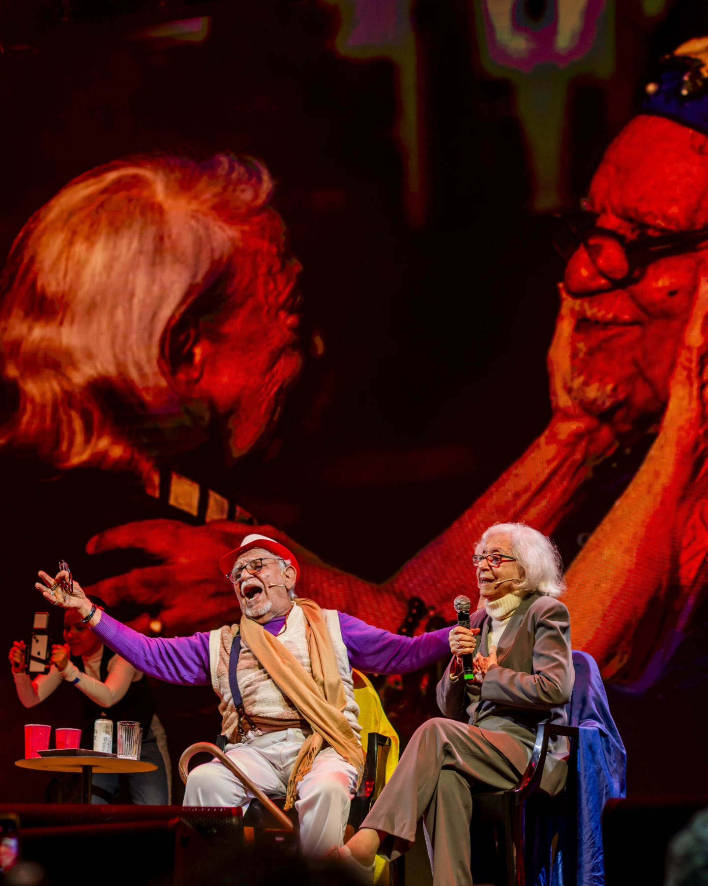 ✨ Encontro Memorável✨
Ontem, na abertura do @festivalamirhaddad, o palco do @circovoador foi cenário de um daqueles instantes que entram pra história: a deusa maior do teatro e do cinema brasileiros, @fernandamontenegrooficial, e o grande mestre dionisíaco de todos os teatros, @amirhaddadreal — frente a frente, coração com coração, arte com arte.
Foi emoção que transbordou: memória viva do teatro em comunhão. Preparem os lencinhos… porque lembrar já faz chorar.
🌟 Viva o teatro brasileiro!
🌟 Viva Amir Haddad!
🌟 Viva Fernanda Montenegro!
📸 Fotos: @marianapegas