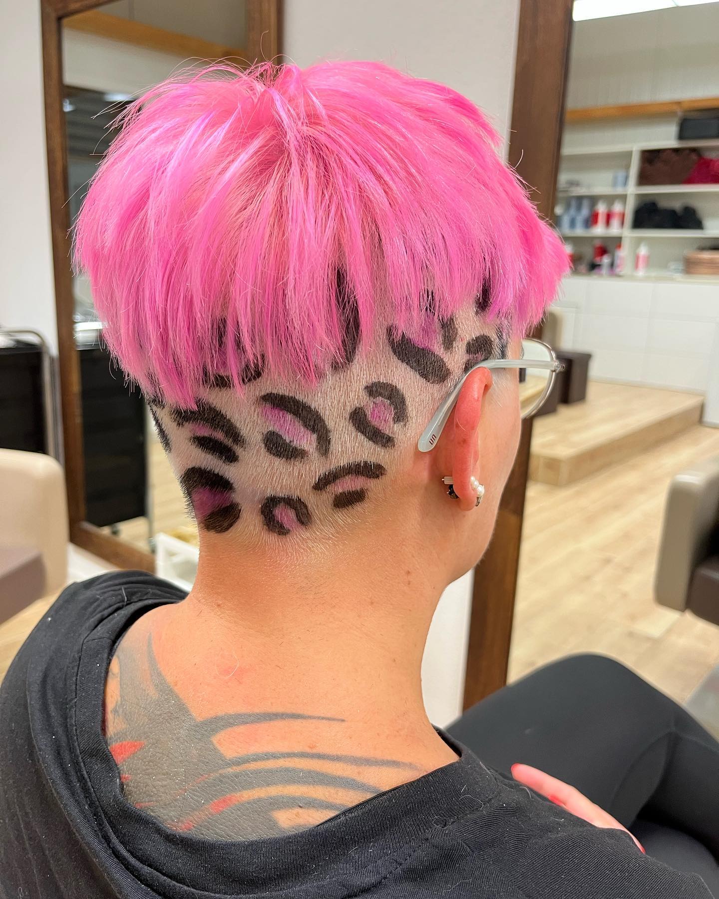 Pink Leopard ๐๐ @milena.schmid ๐ .
.
.
#colorfulhair#pinkhair#creativehair#leopardprint#haircolor#haircolor2022#wellabewegt#koleston #wella#kevinmurphy#haircut#longhair#kevinmurphyhair