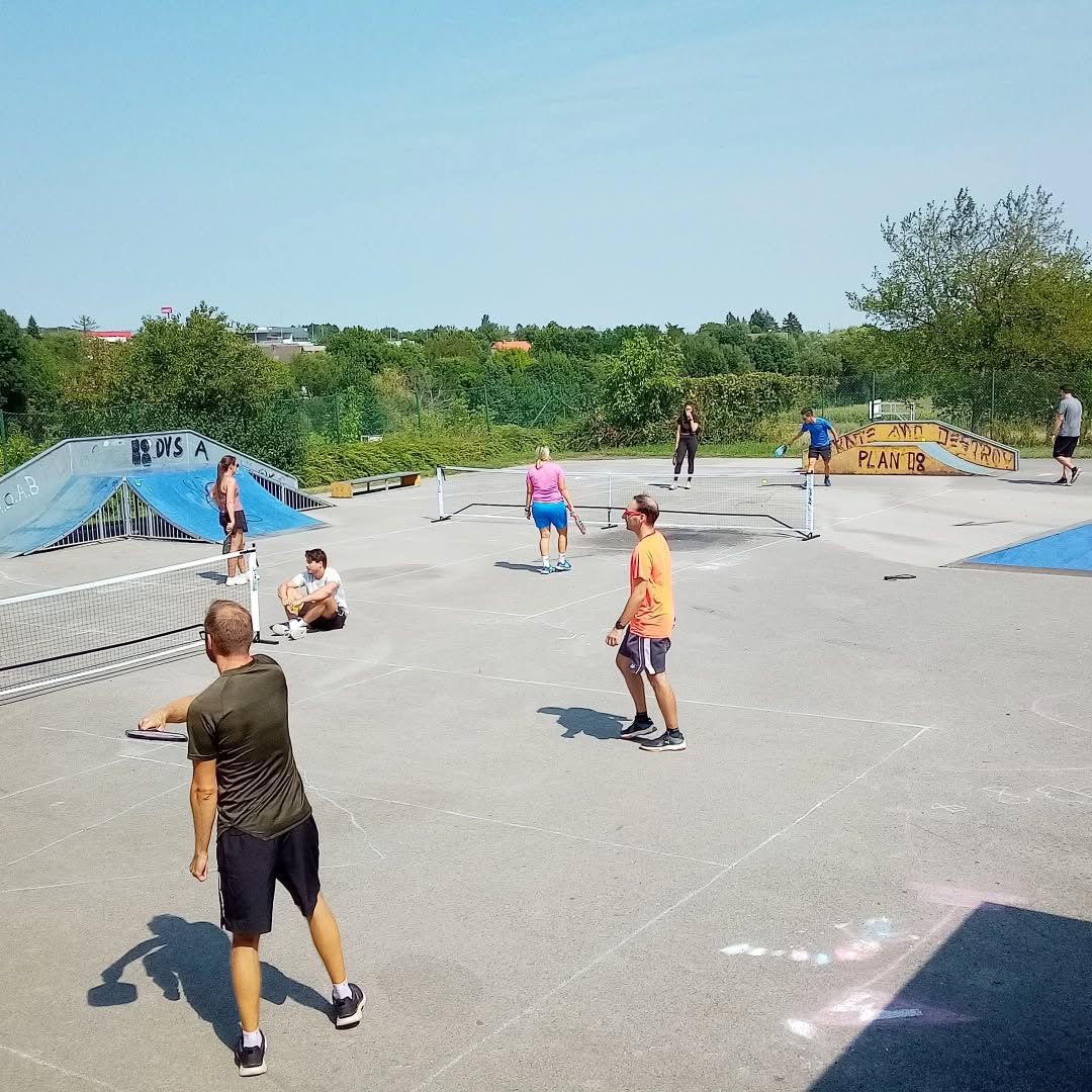 SportlehrerInnenfortbildung in Mattersburg! Danke an alle Teilnehmenden und an die PH Burgenland für diese großartige Veranstaltung! Ab sofort werden unzählige Kinder den Zauber von Pickleball in ihren Sportstunden erleben können! Und es braucht fast nichts! Eine kleine Fläche, ein Netz, ein paar Schläger und einen Ball! Überall spielbar und bietet sofort Spielfreude auf allen Niveaus!!!
Wenn du es noch nicht probiert hast, dann lets Go, du wirst es lieben!!!