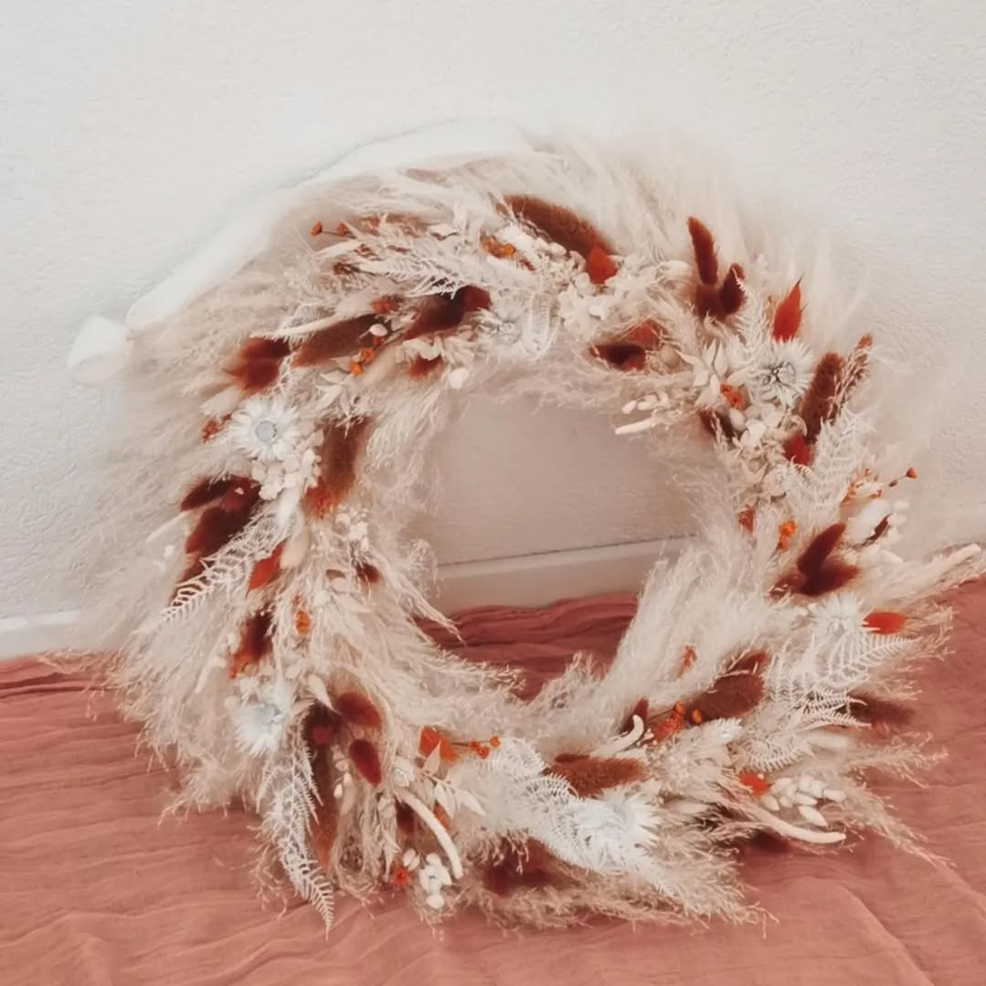 Belle et volumineuse couronne de pampa, aux teintes naturelles et terracotta + de 50 cm 🤎🤍🧡
Magnifique sur un mur neutre, elle fera de l'effet à votre intérieur 😍
Seul exemplaire actuellement 🧡
N'hésitez pas à me MP si vous la souhaitez chez vous, ou en commander une avec d'autres couleurs 🤗
3 tailles disponibles !
Vous aimez ? 🫶
#couronne#couronnefleurssechees#fleursechees#driedflowers#fleuriste#fleuristesuisse#deco#decoaddict#decorationinterieur#pampa#vaud#shop#boutiqueenlignesuisse#eshopsuisse#ideecadeau#vaud#suisse#suissseromande#vaud#valais#geneve#fribourg#neuchatel#berne#tessin#creatricesuisse#creatrice#fleurs#fleuristepassionnée#decoration#
