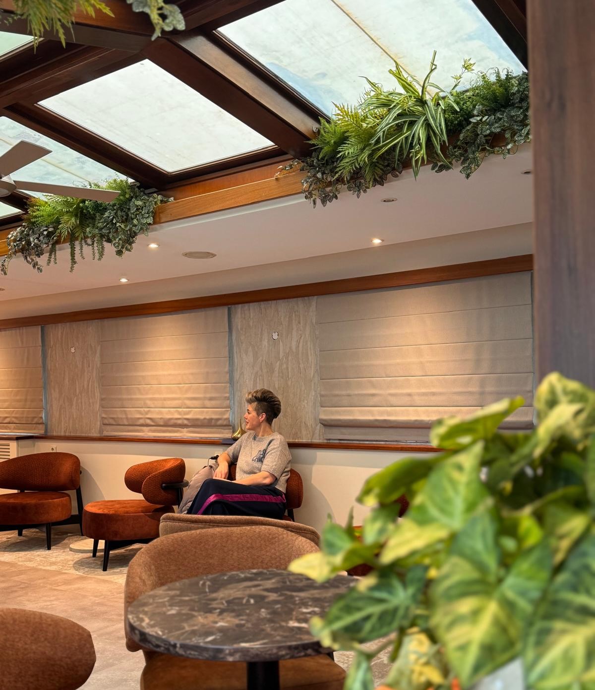 Sommige klanten voelen na al die jaren niet meer als klanten. @merlijndemagievanwater is daar een prachtig voorbeeld van 🙌🏼
Vorig jaar mochten we de kamers beneden al voorzien van een compleet kleur- en materiaaladvies. Dit jaar was de salon aan de beurt voor een ‘refresh’.
Nieuw behang, frisse kleuren en een deel nieuw meubilair om de ruimte weer helemaal te laten kloppen.
Omdat we al zo lang samenwerken, vonden we het fijn om de meubels zelf af te leveren.
Ook al was het weer niet best vorige week; die persoonlijke overdracht en het even samen napraten op het schip is voor ons de kern van wat we doen.
Het gaat niet alleen om het ontwerp, maar om de verbinding die je samen opbouwt. Dankbaar dat we weer mochten bijdragen aan dit bijzondere project op het water 🌊💙
#kimandco #dordrecht #interieurarchitectuur #interieurontwerper #interieurstyling