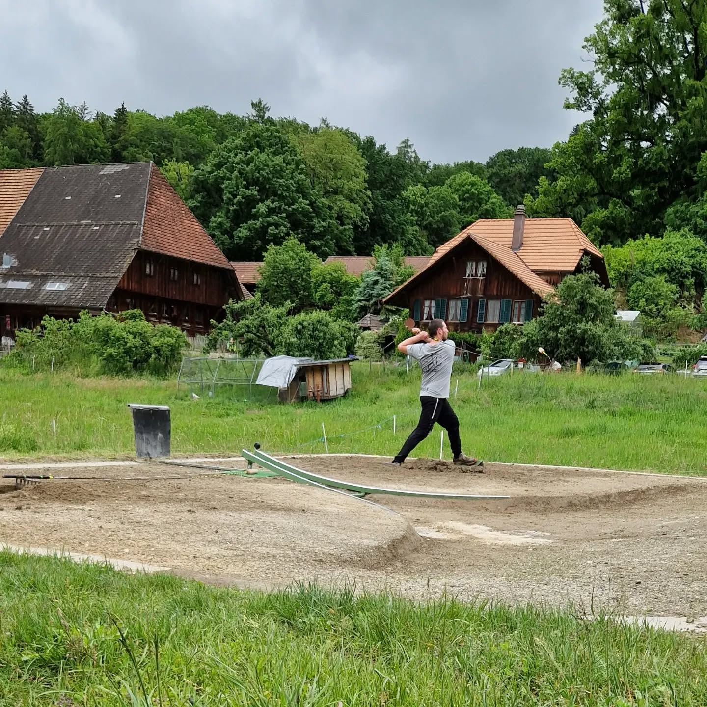 Am Sonntag spielte unsere A-Mannschaft das zweite Mal an diesem Wochenende. Dank einer guten Riesleistung und einer soliden Schlagleistung sicherten wir uns erneut 4 Rangpunkte. Somit haben wir das Wochenende perfekt genutzt und insgesamt 8 Rangpunkte erzielt.
#Hornussen #Obergerlafingen #HGO #meisterschaft