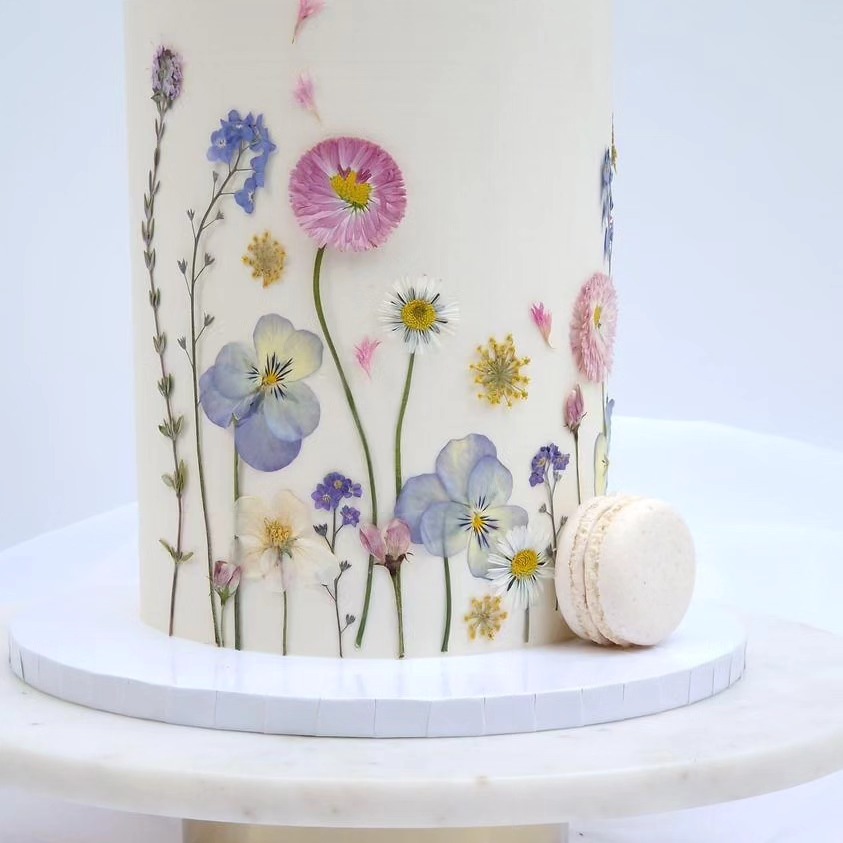 So beautiful, I can't stop looking at it....
There's something about the colours on this cake that work so wonderfully together, a true celebration of the season.
Thank you to @chocobearcakes for putting so much love into this and for sharing these gorgeous photos.
#pressedflowercake
#pressededibleflowers
#edibleflowercake
#pressedflowers