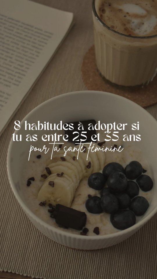 8 habitudes pour améliorer ta santé féminine dès 25 ans, ou même avant (ton corps te remerciera + tard) :
1. Commence à construire du muscle et à l'entretenir (plutôt que t'épuiser au cardio..)
👉🏼 Dès 30 ans nous commençons à perdre notre masse musculaire (- 3 à 8% par décennie). Le renforcement musculaire améliore ton métabolisme glucidique, ton immunité, et ton équilibre hormonal.
2. Réclame des examens si tes cycles sont longs (> 35 jours), si tu n'as plus tes règles, ou si celles-ci te font vivre un calvaire chaque mois.
👉🏼 Un cycle sain dure 25 à 35 j, avec des règles de 3 à 7 j, flux modéré et douleurs minimes.
3. Arrête de vivre toujours en mode "fast life" et de tout faire à toute vitesse (manger, marcher, te préparer etc).
👉🏼 Tu épuises ton système nerveux et nourris ton propre stress. Ralentir c'est vraiment la clé !
4. Expose toi régulièrement à la lumière extérieure la journée (dès le matin), et mets un filtre rouge sur ton téléphone ou ton ordi dès que le soleil se couche (pense à tamiser ton éclairage aussi le soir).
5. Ne crois pas cette légende urbaine qui dit que manger des glucides le soir va te faire grossir.
👉🏼 Ils peuvent t'aider à abaisser ton cortisol, favoriser un bon sommeil, et refaire ton stock de glycogène. Ne diabolise aucun macronutriment, à aucun repas !
6. Sacralise ton sommeil ++. Tu auras beau tout miser sur ton alimentation ou le sport, si ton sommeil est insuffisant ou de mauvaise qualité, tes efforts seront vains.
👉🏼 Le sommeil est un pilier de l'équilibre hormonal et de la fertilité.
7. Suis ton ovulation : c'est l'événement central de ton cycle sans lequel tu ne peux pas fabriquer de progestérone (l'hormone de l'apaisement).
👉🏼 Apprends à observer ta glaire cervicale, c'est un outil précieux pour savoir où tu en es dans ton cycle et si tes hormones sont équilibrées.
8. Privilégie les aliments bruts > 80% du temps : les fruits, légumes, baies, tubercules, œufs, laitages, poissons, fruits de mer... devraient être la base de ton alimentation.
💬 Alors, tu en coches combien /8 ?
Abonne-toi @naturofeed pour équilibrer tes hormones et tes cycles naturellement 🤍