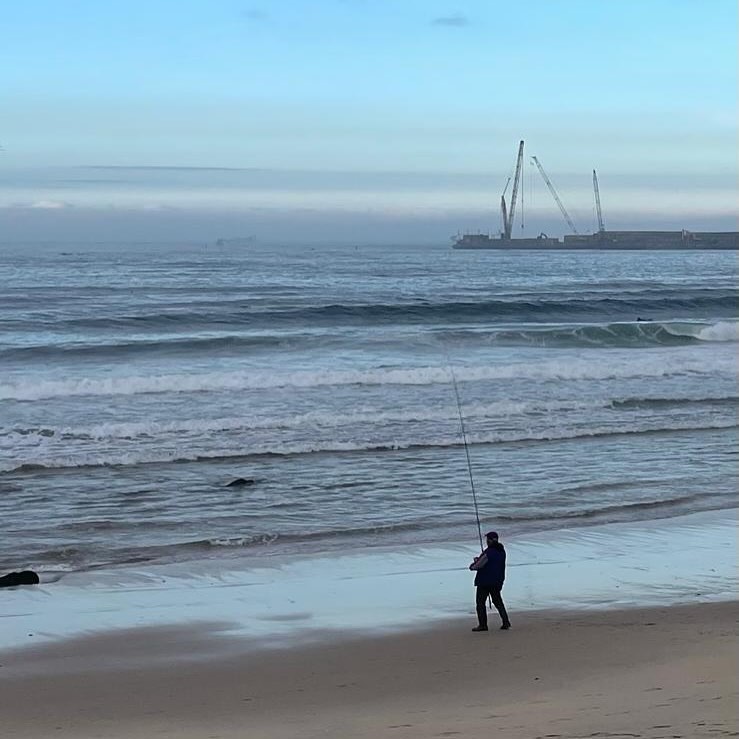 : Fish early in the morning, at dawn, or during dusk. Fish right before a cold front comes through, or during a warm front. These fisherman’s rules of thumb seem to apply equally well to those of us fishing for lefts at our beloved local break. Yesterday ushered in a Club(e) quorum - no mean feat for a school day! - and lefts extending from Castelo Corner well beyond ’No Man’s Land’ into neighboring Matosas. Conditions to suit every riding style, and riding styles to suit a wide range of sleds today, from 7’6 and 8’6 Panacea Eggs from Josh Hall, to an 8’11 B3 Bonzer from Campbell Bros all the way to an 11’4 Glider by Panther… all of them with tri-fin templates, 101 Fins naturally. Boards with bite(s)!
#oportosurfboardclub #surfclub #surfboard #surfboards #joshhallsurfboards #campbellbrothers #panthersurfboards #glidersurfboards #eggsurfboard #bonzer #bonzer3 #surfboardfins #surffins #101fins #bamboofins #surfporto #surfportugal #surfeurope #surfing #surf #surfwithfriends #surfingwithfriends #finjak #finjaktoolfree