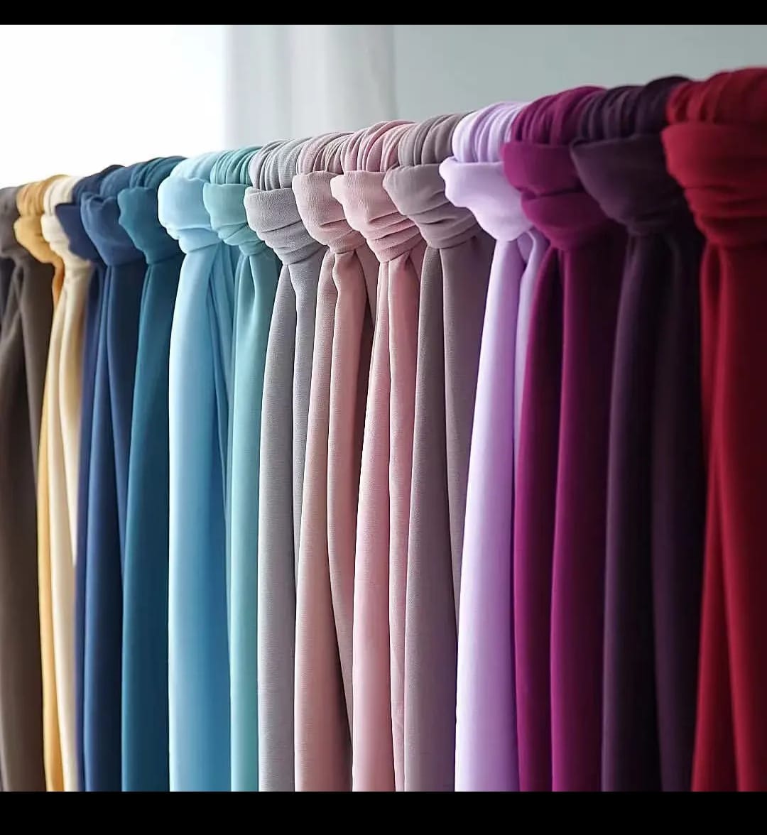 Elegant. Lightweight. Versatile. ✨ Our long pearl chiffon hijabs drape beautifully and feel soft all day — available in 13 colors to match every outfit. Link in Bio
#HijabGoals #ChiffonHijab #ModestStyle #HijabFashion #AroviaKart