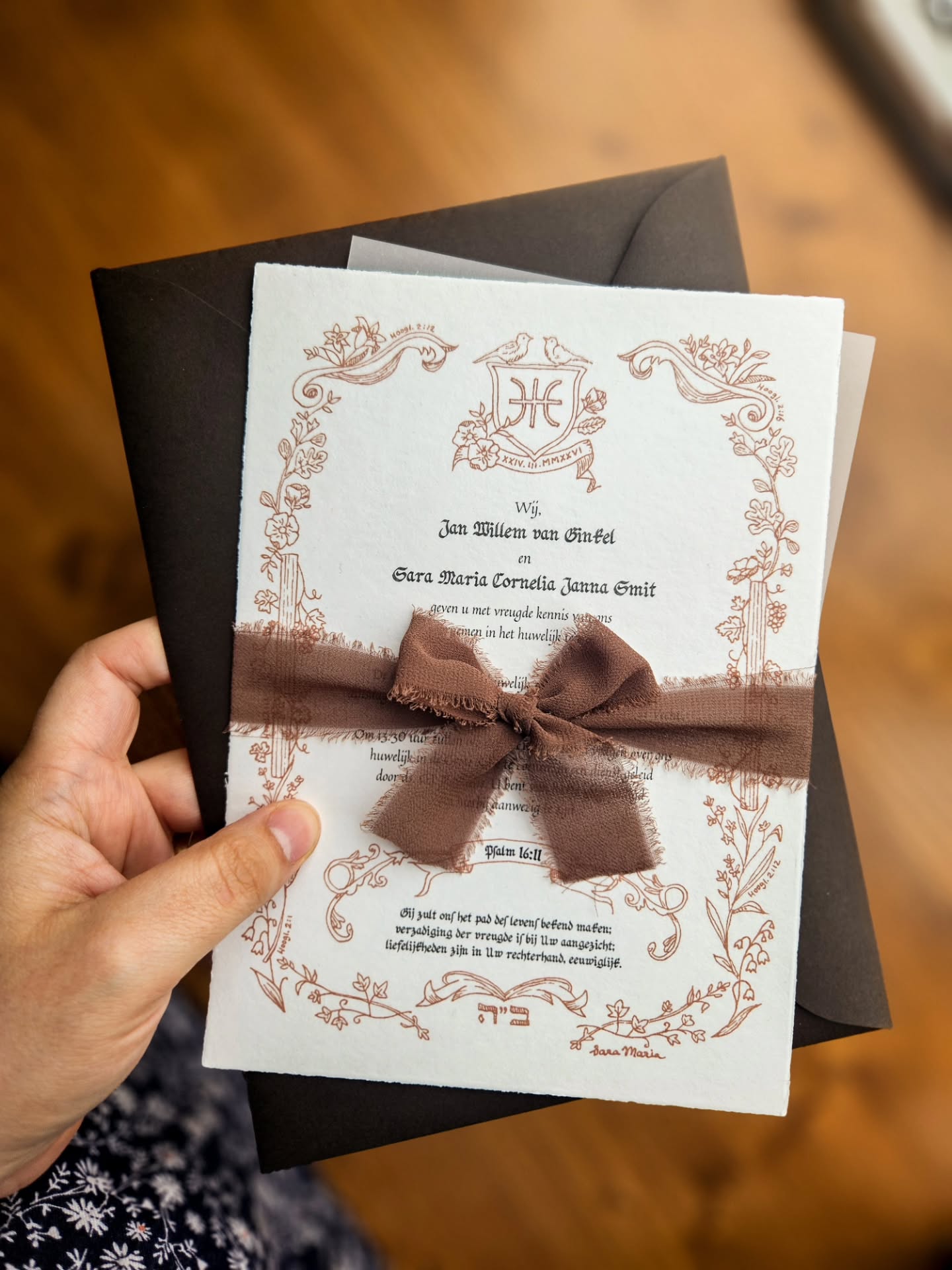 Hier is hij dan: onze trouwkaart. Er zat echt veel werk in, maar nu ben ik er zo blij mee! 🥰 Het is zo waardevol om de diepe geestelijke betekenis van het huwelijk te kunnen verwerken in de kaart. En überhaupt geniet ik ervan om zélf iets te tekenen en te maken, in plaats van ergens een ontwerp van een ander uit te kiezen. Hij krijgt vast ingelijst een plekje in één van onze woningen 😉
In een blog op mijn website kun je de uitleg van onze trouwkaart lezen. Zo baseerde ik de omlijsting op Hooglied 2 en maakte ik een soort familiewapen voor de familie Van Ginkel op basis van historische gegevens. De Hebreeuwse letters worden daar ook uitgelegd 🥰
Nog maar een paar dagen... Voor wat het waard is: iedereen van harte welkom in de kerkdienst!
(Gedrukt op oud Hollands papier en kalkpapier bij @dekaartendrukkerij )