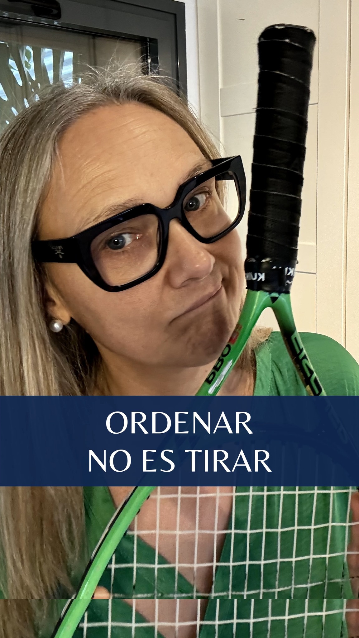No, para conseguir acabar con el desorden y la acumulación de objetos no tienes que volverte loca buscando cosas viejas que tirar.
Estás enfocándolo desde el lado incómodo y pesado.
¿Cómo sería hacerlo más fácil?
Si para reducir los objetos te enfocas en identificar qué puedes tirar, estás abordando el proceso desde la incomodidad y la escasez. ¿Por qué?
1- Se hace muy incómodo porque a nadie le gusta perder. A nadie le gustan las despedidas.
¿Por qué te empeñas en hacer que tu proceso de orden sea una sucesión de momentos en los sientes perder dinero, objetos y recuerdos? Para el diálogo únicamente enfocado en tirar, sacar y perder.
2- Miras la vida desde la escasez. Si te centras en buscar y tirar solo lo que esté suficientemente gastado y en lo que gastaste poco dinero, estás conectada con la necesidad de atesorar por el miedo a que en algún momento te falte.
Realmente no confías en un futuro feliz con menos cosas y por eso nunca lo conseguirás, si no cambias el enfoque.
¿Mi recomendación?
Enfócate en positivo. Céntrate en elegir que sí deseas que ocupe espacio en tu vida
… (aquí no solo te hablo de objetos)...
Pon tus ojos en identificar y elegir rodéate solo de aquello que te hace bien, solo lo mejor para ti, independientemente de su precio o estado.
El proceso de orden se siente y se avanza de otro modo.
Si quieres aprender cómo conseguir acabar con ello, sin enredarte en el bucle del miedo a perder, a necesitar y no tener en el futuro, SÍGUEME para aprender del contenido que publico, así como de los talleres gratuitos o de pago que también comparto por aquí.
Un abrazo
#tresinteriores #LibérateDelDesorden #DesapegoConsciente #SoltarParaCrecer #AdiósAcumulación #VivirSinDesorden #PsicologíaDelOrden #CreenciasQueAtrasan #CambioDeMirada #BloqueosYDesorden #MenteOrdenadaVidaOrdenada #OrdenYBienestar #MujeresQueTransforman #ReinventaTuVida #AdiósAcumulación #ViviendoLigera #CrecimientoPersonalMujer