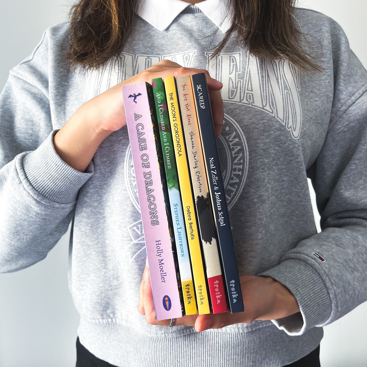 🎂 Celebrating four years of freelancing 🎂
March / April is my freelance anniversary! Four years ago, I was lucky to have met @nbacon24 as a Publishing MA student and joined @tandemcollectiveuk as an intern. One year ago, I officially plunged into the world of book design by starting my own freelance business White Stone Pages. The bookstack I'm sharing today is a very special one because they are all books that I've had the joy to work on as a designer / typesetter 🥰
As someone who “fell into” freelancing with no prior knowledge or experience, I learned everything through trial and error, entirely on the job 😵 Recently, I felt a sense of calm for the first time and was able to stop and think “hey, I’m finally getting the hang of this freelancing thing”. If you are at the beginning of your freelance journey or you're considering it as a career option, I've compiled the top lessons I've learnt from the past four years into a blog post over on my website (link in bio), here is a condensed version:
⭐ Getting to know yourself is the key to productivity
⭐ You are selling a service, don't let your feelings hold you back from growth
⭐ Whether it's client referrals, skill-trading, or advice-giving, your network is your most important asset
⭐You are your own boss - you have the choice to be a tyrannic and merciless boss or a kind and nurturing one
One of my 2024 goals is to take on more design work, and, so far, I've done some branding, website design, and book cover design. I'm currently working on an exciting new YA collection and I'm looking forward to designing my first adult novel this Summer. I don't necessarily believe in a "universe" but I'm grateful for everything it's been throwing my way 🙏 My little growing bookstack is a daily reminder that I really truly am doing ‘the thing' ☺️
💬 Fellow freelancers and small biz owners, what are the biggest lessons you've learnt on your freelance journey? If you are freelance curious -- what are the questions you've always wanted to ask about going freelance? Let me know below, I'm happy to answer any questions you may have ♥️