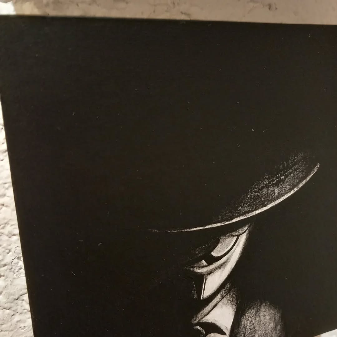 PENUMBRAS!?
Unsere Künstlerin Sonia malt sie nur mit der Farbe Schwarz. Am Ende entsteht ein elegantes schwarz-weiß Vinyl-Bild.
Für Ihre Bilder hat sie schon etlichen Preise gewonnen.
Für mehr, kommt vorbei und schaut euch ihre Wand an!
#Kunst #schnoor #vinyl #schwarzweiss #penumbras