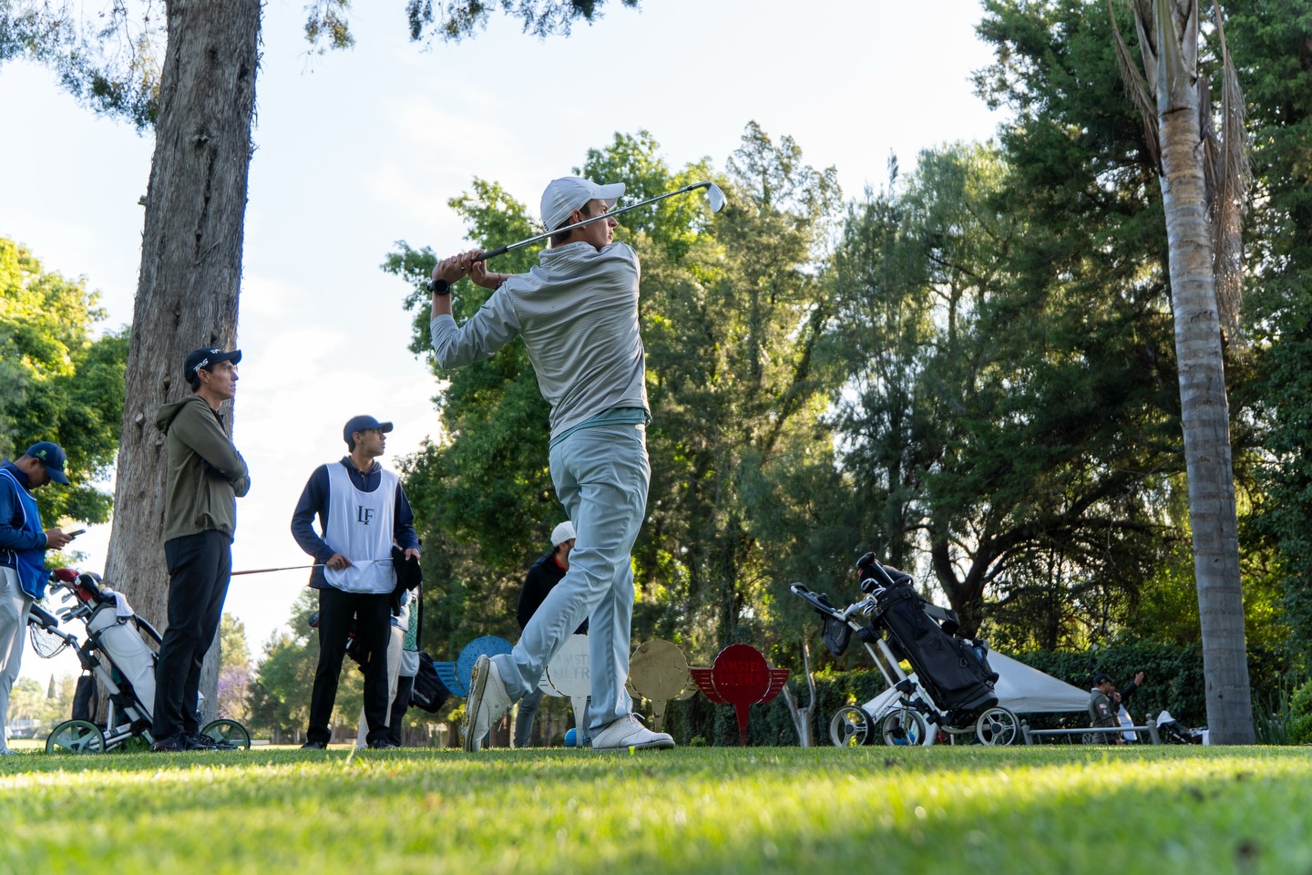 ⛳️🔥 Día 2 y el ritmo no baja… se eleva.
El turno matutino arranca con un nivel impecable en el 38° Torneo Benito Juárez, donde cada swing, cada approach y cada putt reflejan lo que es jugar en serio 💯🏌️♂️
Las Fuentes se juega con precisión… y se respeta. 👀
#TorneoLasFuentes #GolfMéxico #AltoNivel #LasFuentes #GolfLife