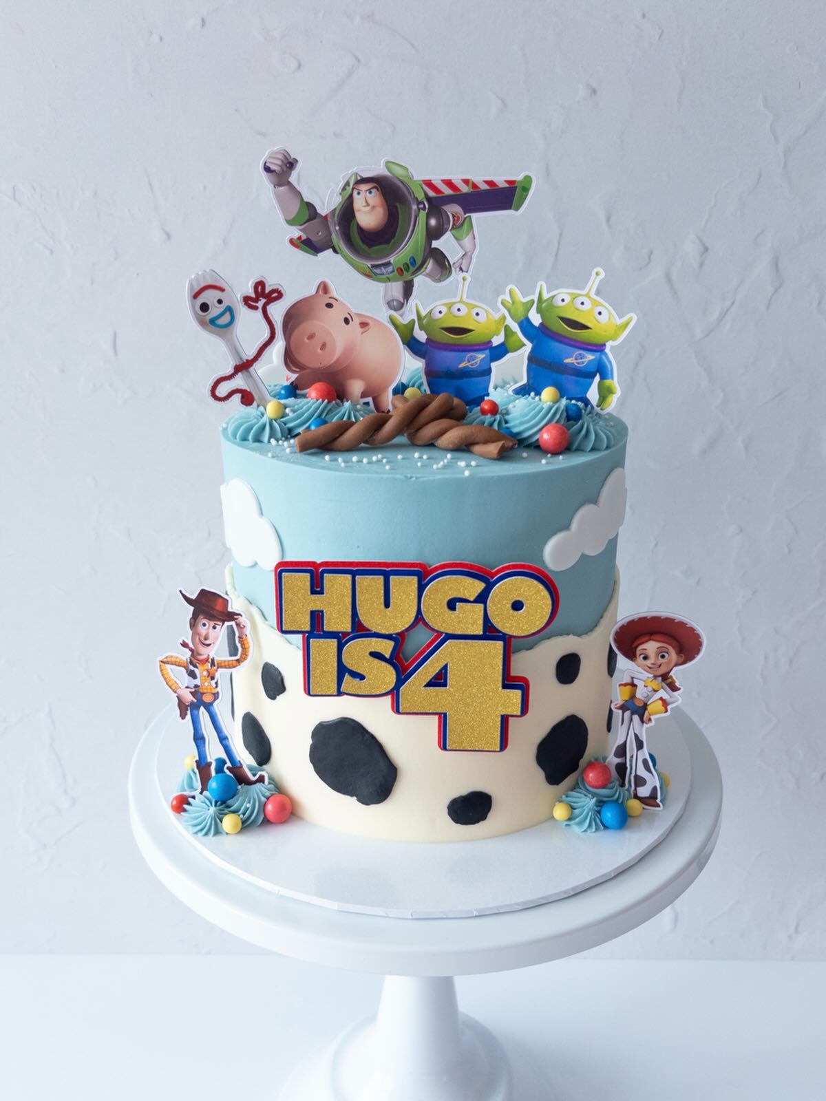 It’s fun discovering new hacks - these cow spots were created by squishing bits of black fondant inbetween petal veiners to give them an uneven edge!
#toystorycake #toystorycakes #toystorybirthdaycake #harrogatecakes #cakesharrogate