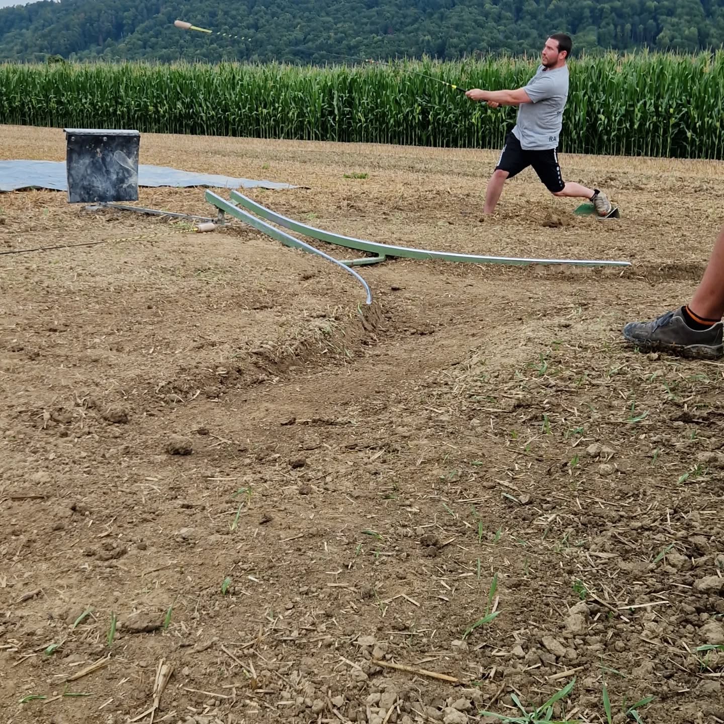Am Samstag absolvierte unsere A-Mannschaft ihre Hauptprobe fĂŒr das Eidgenössische Hornusserfest 2024 am NOHV-Tag in MĂŒlchi. GlĂŒcklicherweise war es nicht so heiss wie eine Woche zuvor. Im Vergleich zur letzten Woche konnten wir unsere Leistung deutlich steigern. Unser Ries blieb sauber, und bis auf wenige Ausnahmen erzielten wir gute Schlagresultate. Diese Leistung brachte uns den 2. Platz in der 1. StĂ€rkeklasse und gab uns viel Selbstvertrauen fĂŒr das Eidgenössische. Wir freuen uns ĂŒber den Gewinn der Glocke und können es kaum erwarten, in knapp 2 Wochen am Eidgenössischen zu spielen. Wir wĂŒnschen allen lange Streiche und ein erfolgreiches Fest.
#Hornussen #Obergerlafingen #HGO